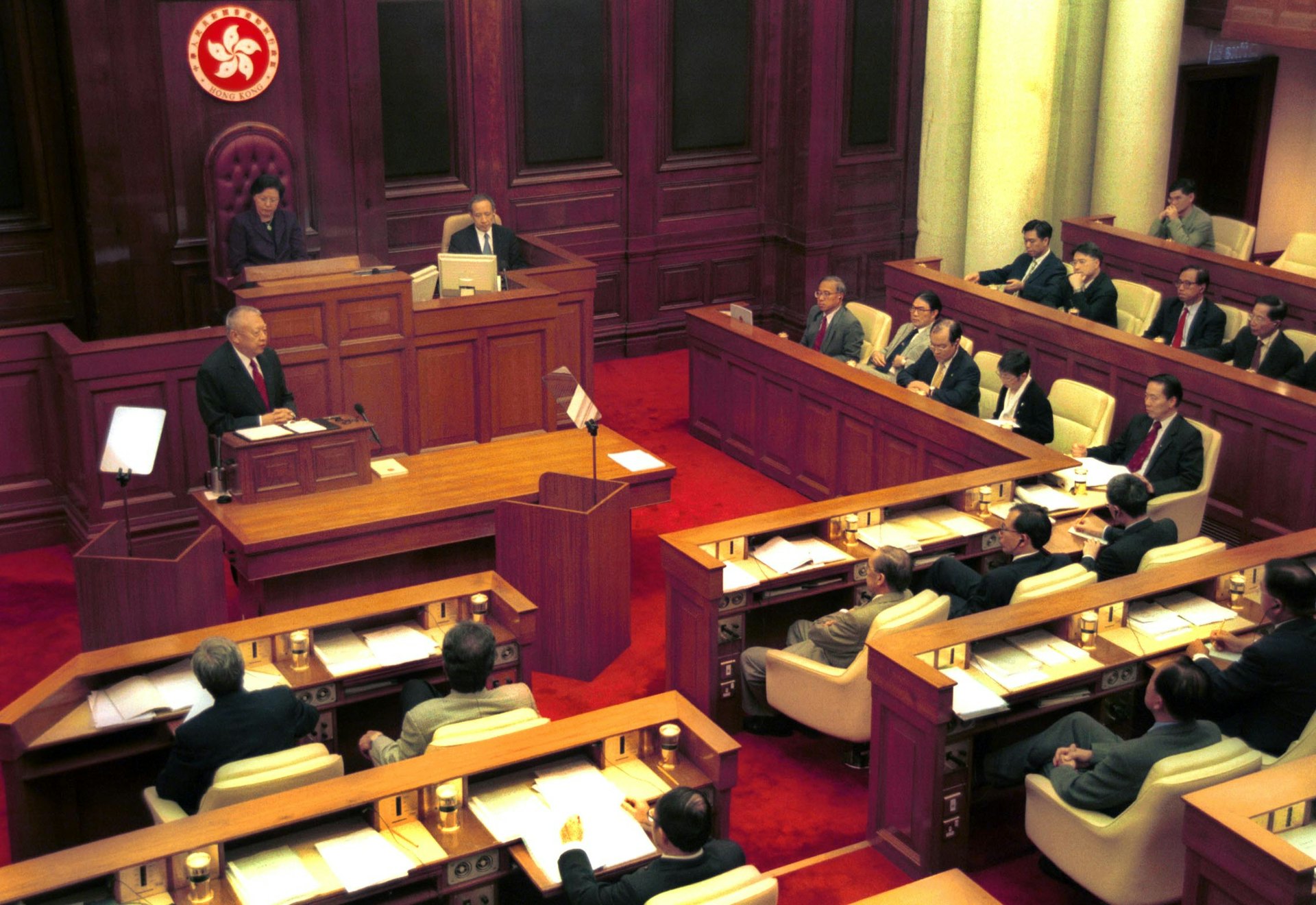 2002年4月17日,行政长官董建华出席立法会,介绍政府实施主要官员问责制(高官问责制)方案。