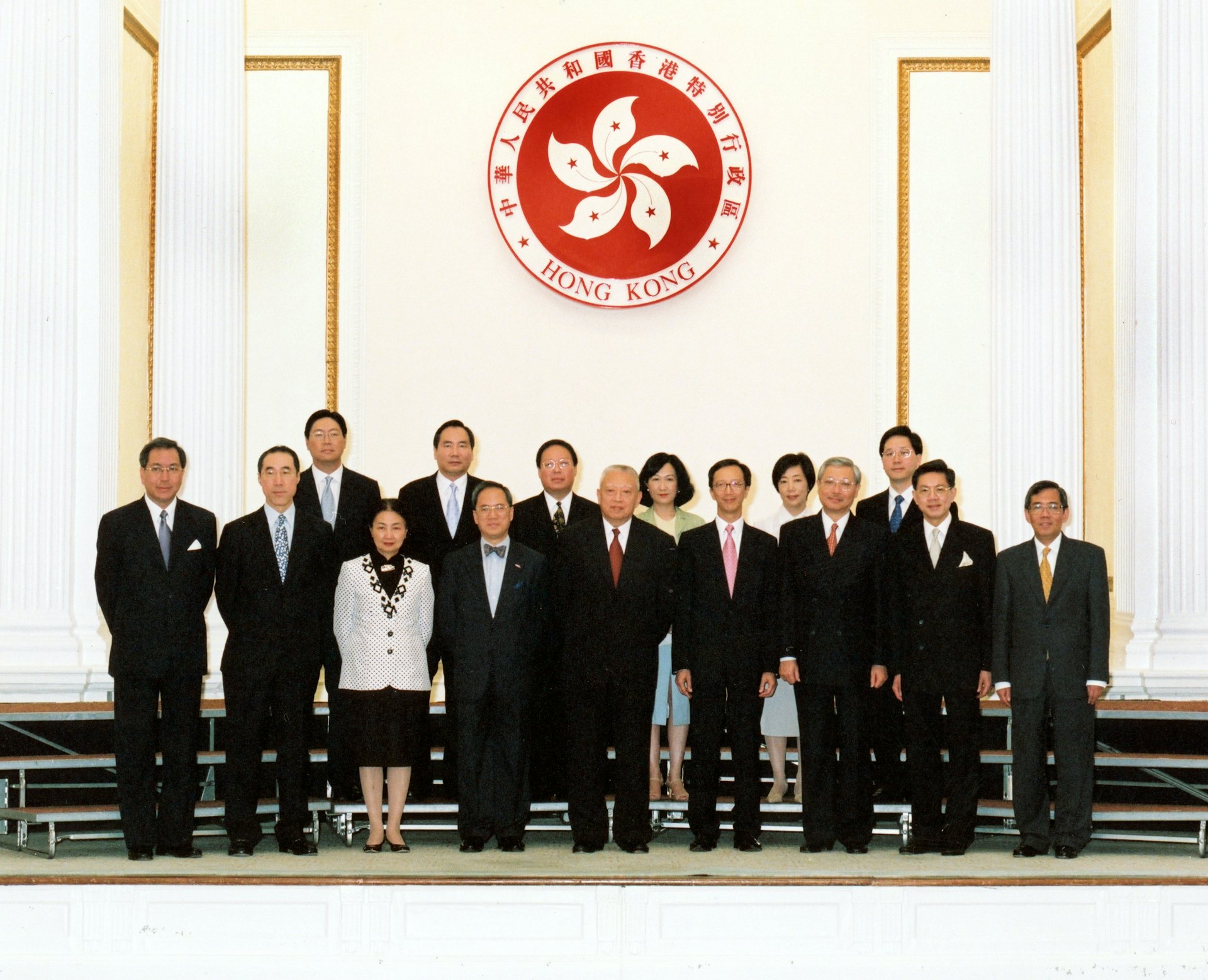 2002年6月24日,行政长官董建华公布7月1日上任的第二届政府主要官员名单,亦是首批高官问责制官员。