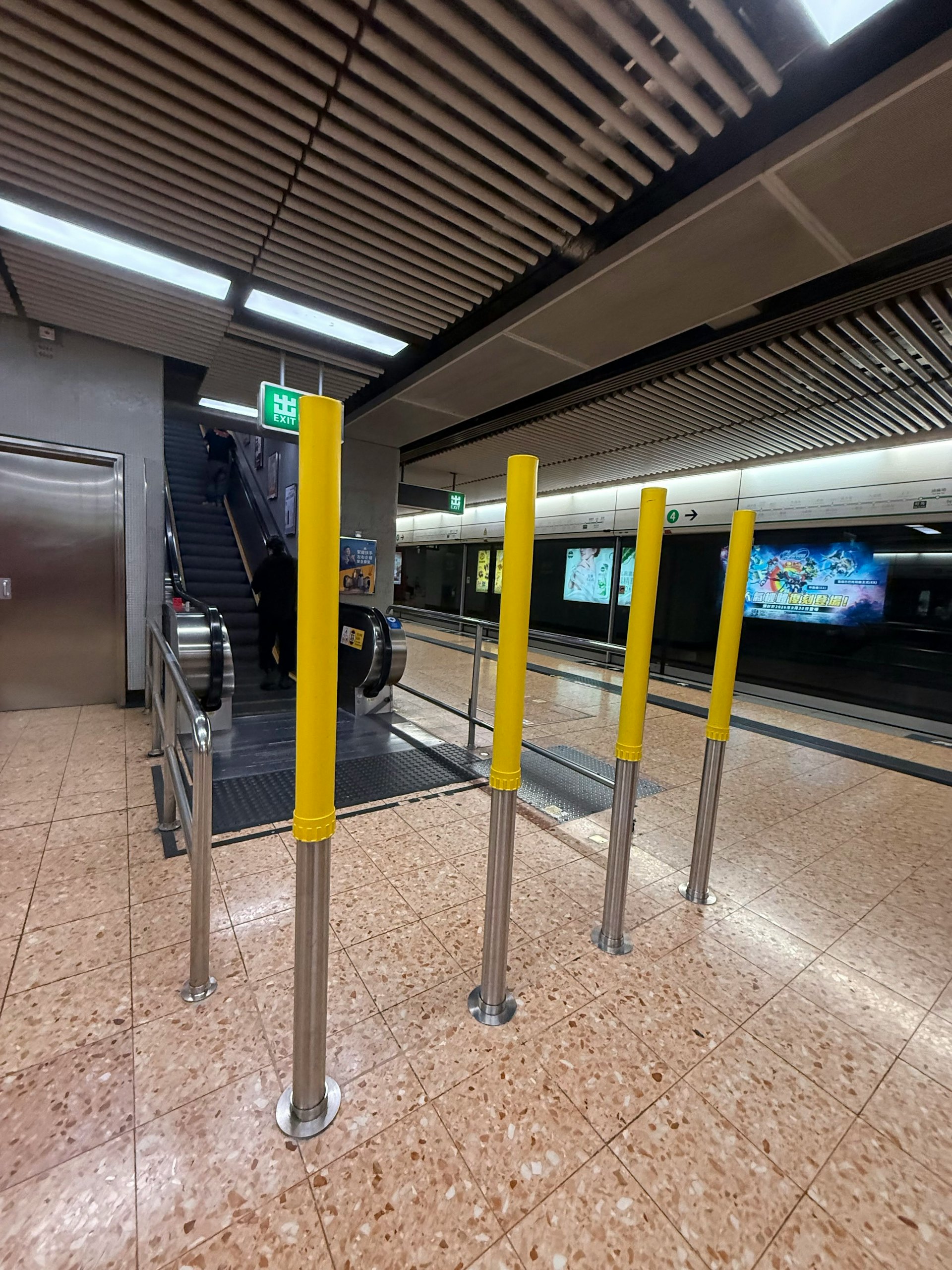 旺角站防撞柱高度引熱議,港鐵回應:為避免乘客攜帶嬰兒車或大型物品搭乘扶手電梯 旺角站防撞柱高度引熱議,港鐵回應:為避免乘客攜帶嬰兒車或大型物品搭乘扶手電梯