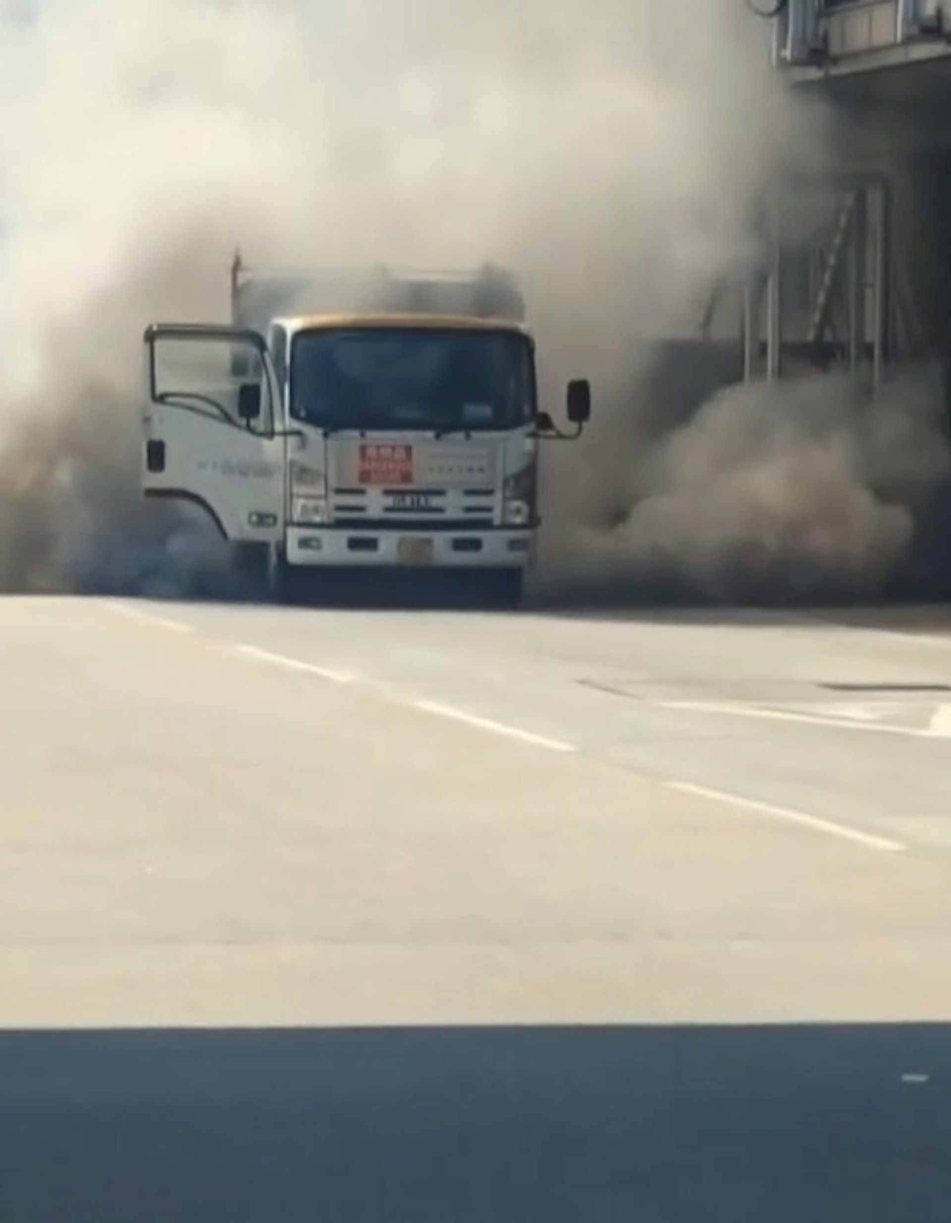 機場航煤加油車返程途中異常冒煙 機管局已責令涉事企業說明情況 機場航煤加油車返程途中異常冒煙 機管局已責令涉事企業說明情況