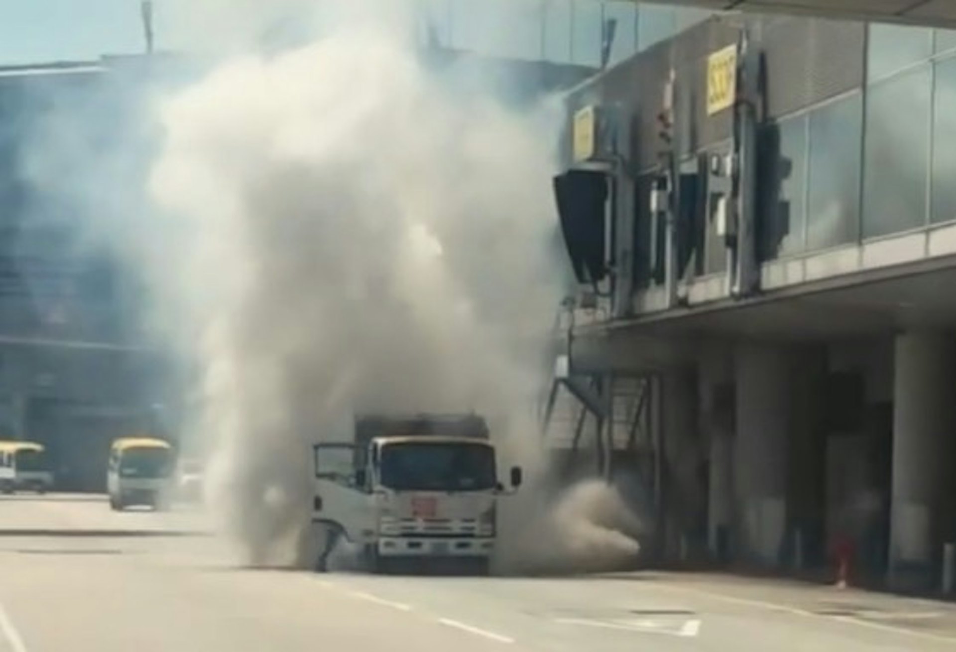 涉事飛機加油車突然冒煙,幸未幾煙霧散去,沒有人受傷。(網上片段截圖)