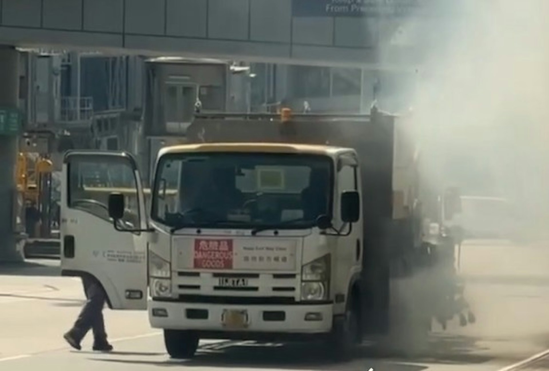 涉事飛機加油車突然冒煙,幸未幾煙霧散去,沒有人受傷。(網上片段截圖)