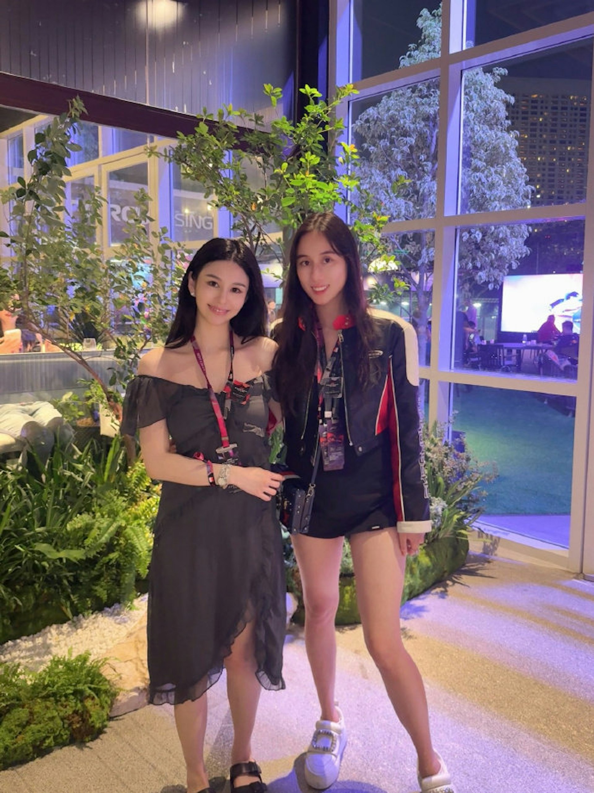 何超欣亮相新加坡F1大奖赛,谷爱凌章泽天齐聚顶级社交圈 何超欣亮相新加坡F1大奖赛,谷爱凌章泽天齐聚顶级社交圈