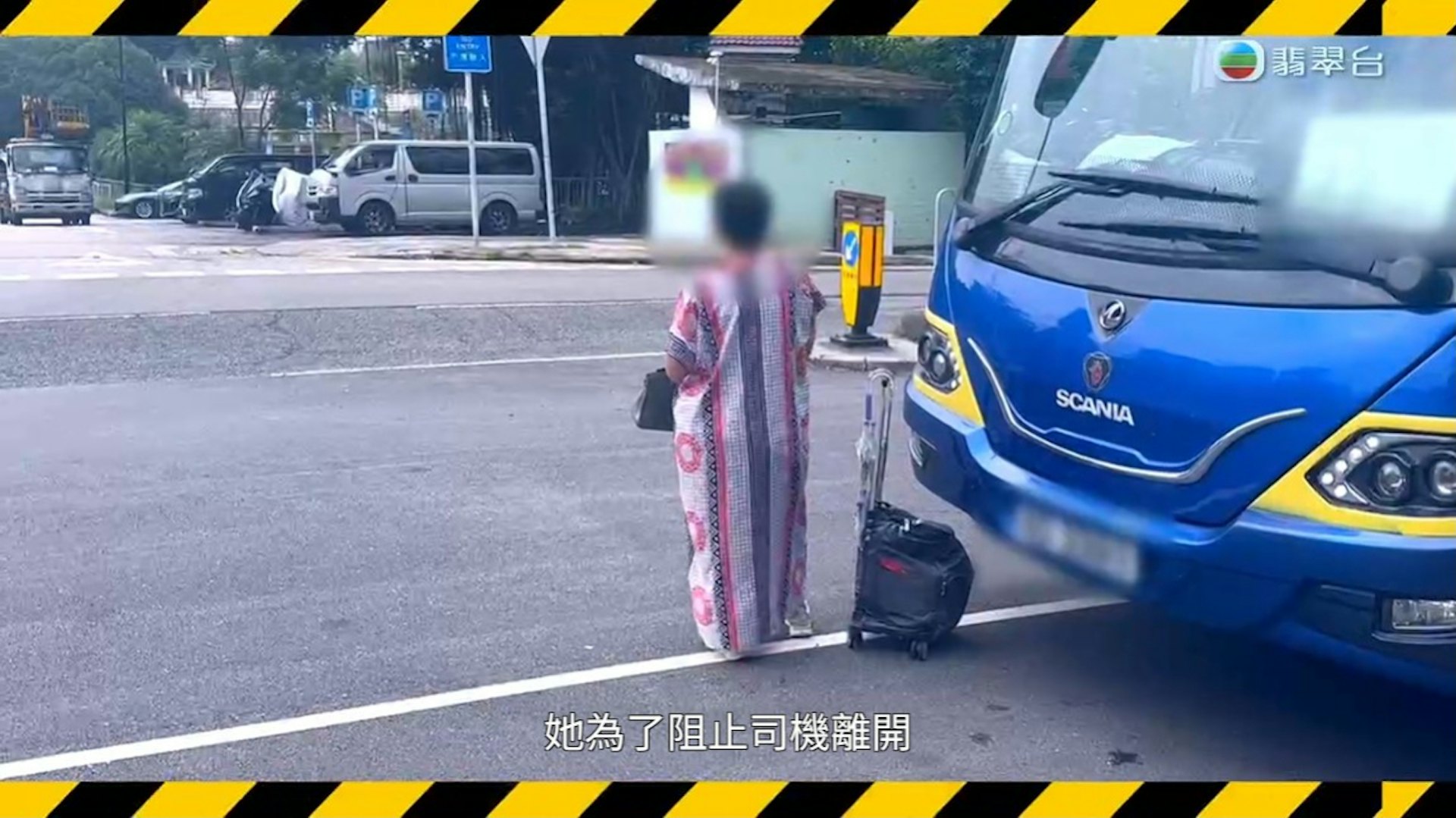 大圍火爆姐被強制送院:自述遭十警捆綁,澄清與阿叔衝突始末 大圍火爆姐被強制送院:自述遭十警捆綁,澄清與阿叔衝突始末