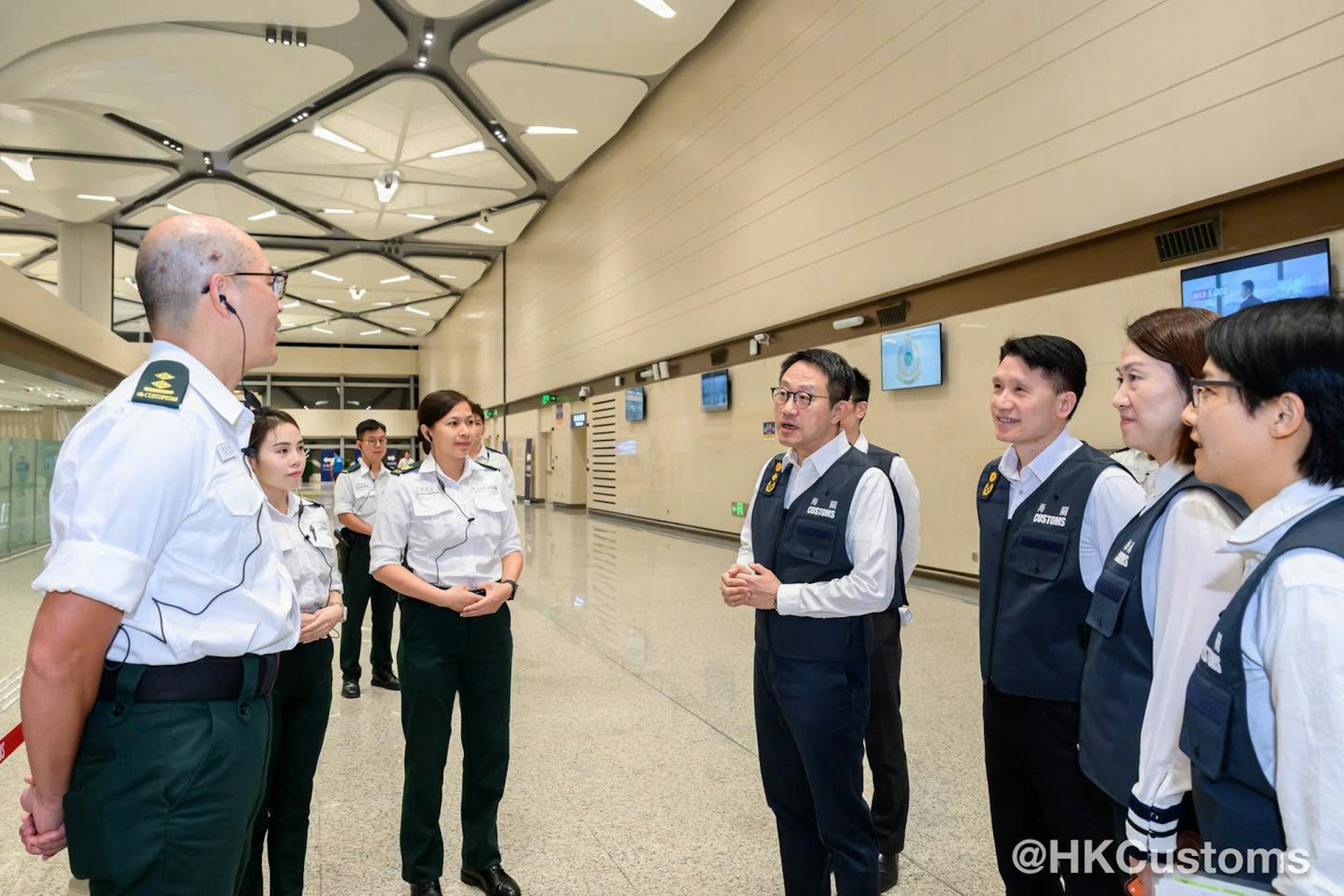新皇岗口岸正式启用:落马洲管制站37年历史使命圆满收官 新皇岗口岸正式启用:落马洲管制站37年历史使命圆满收官