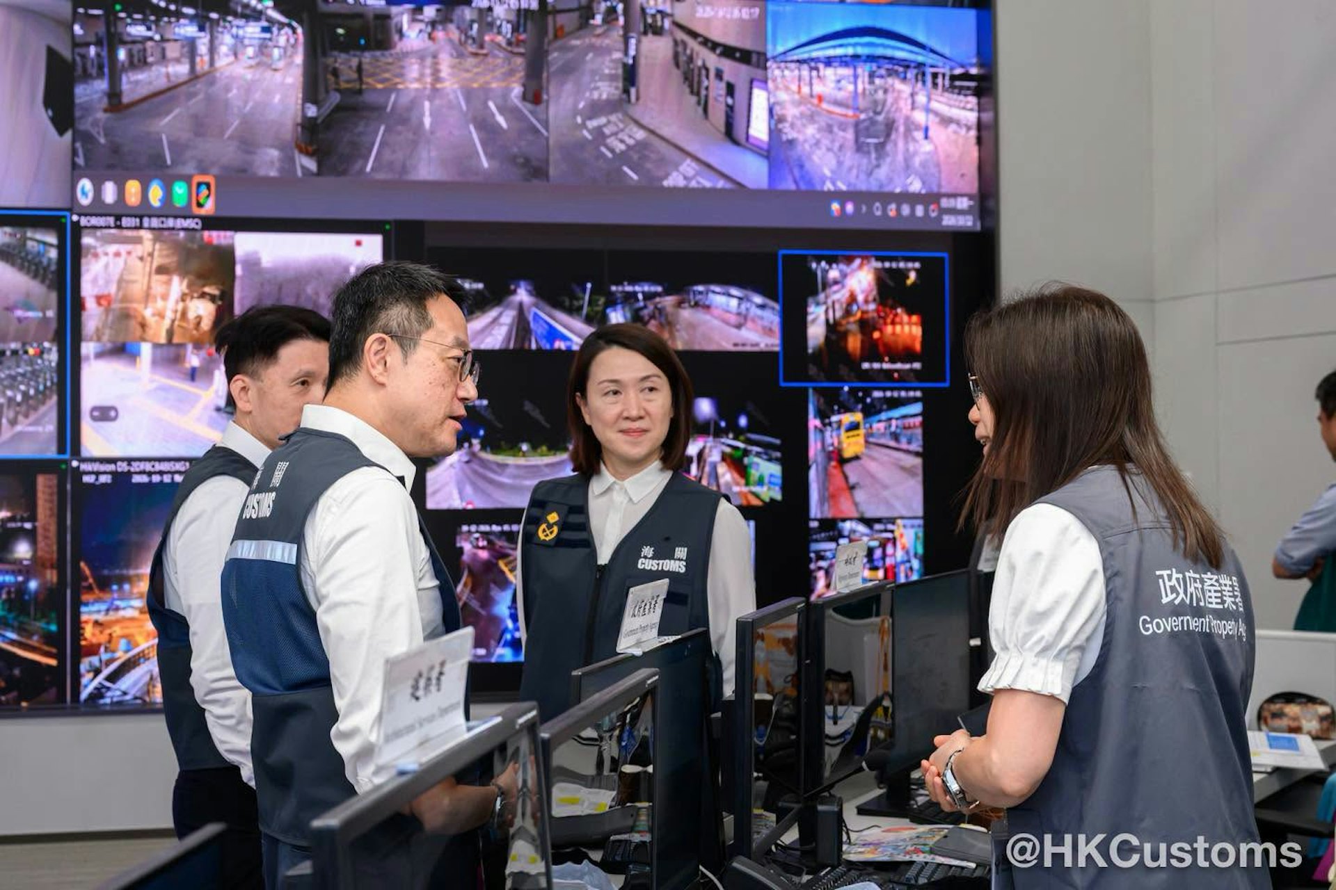 2026年10月12日,新皇崗口岸於早上6時半投入運作。海關關長陳子達率領海關人員,陪同政務司司長陳國基、保安局局長鄧炳強巡視首日通關情況。