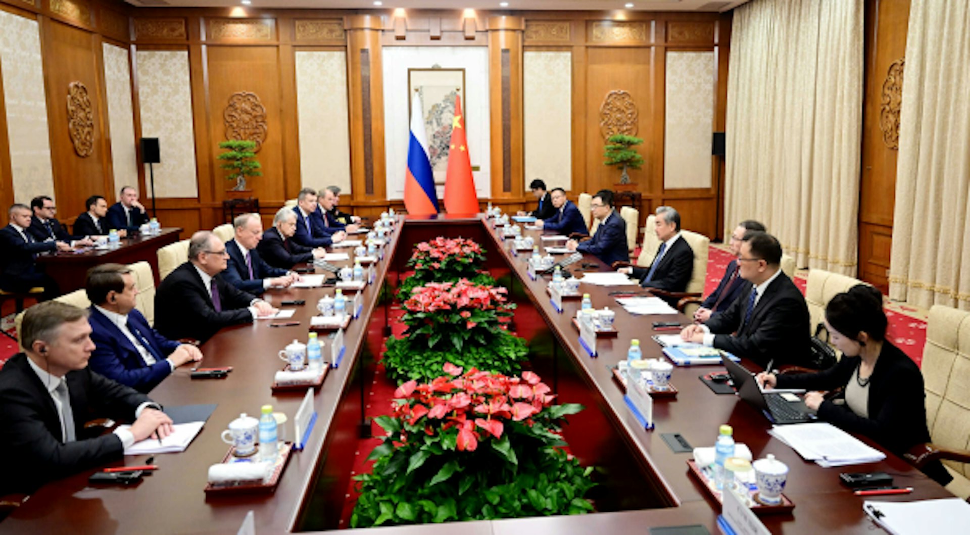 王毅会晤拉夫罗夫敲定习普会,为何对中美俄三方峰会避而不谈? 王毅会晤拉夫罗夫敲定习普会,为何对中美俄三方峰会避而不谈?