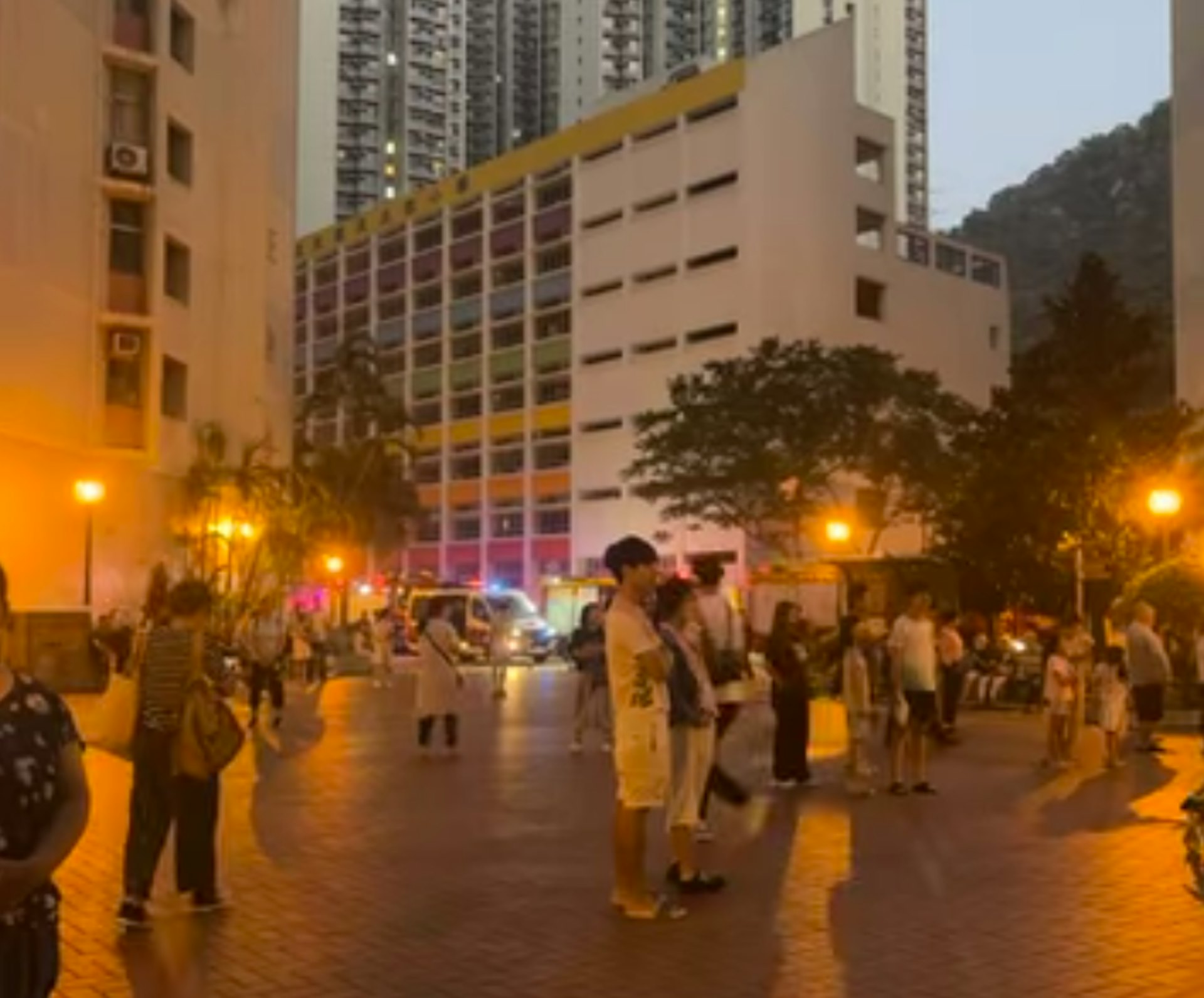 多名住戶疏散。(Ahchoi Yip/慈雲山資訊交流)