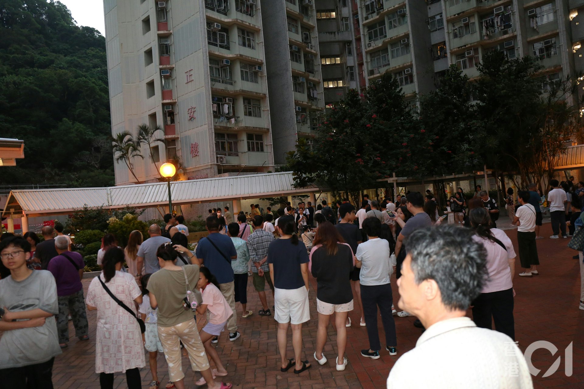 慈正邨正安樓有單位起火,多名住戶疏散。