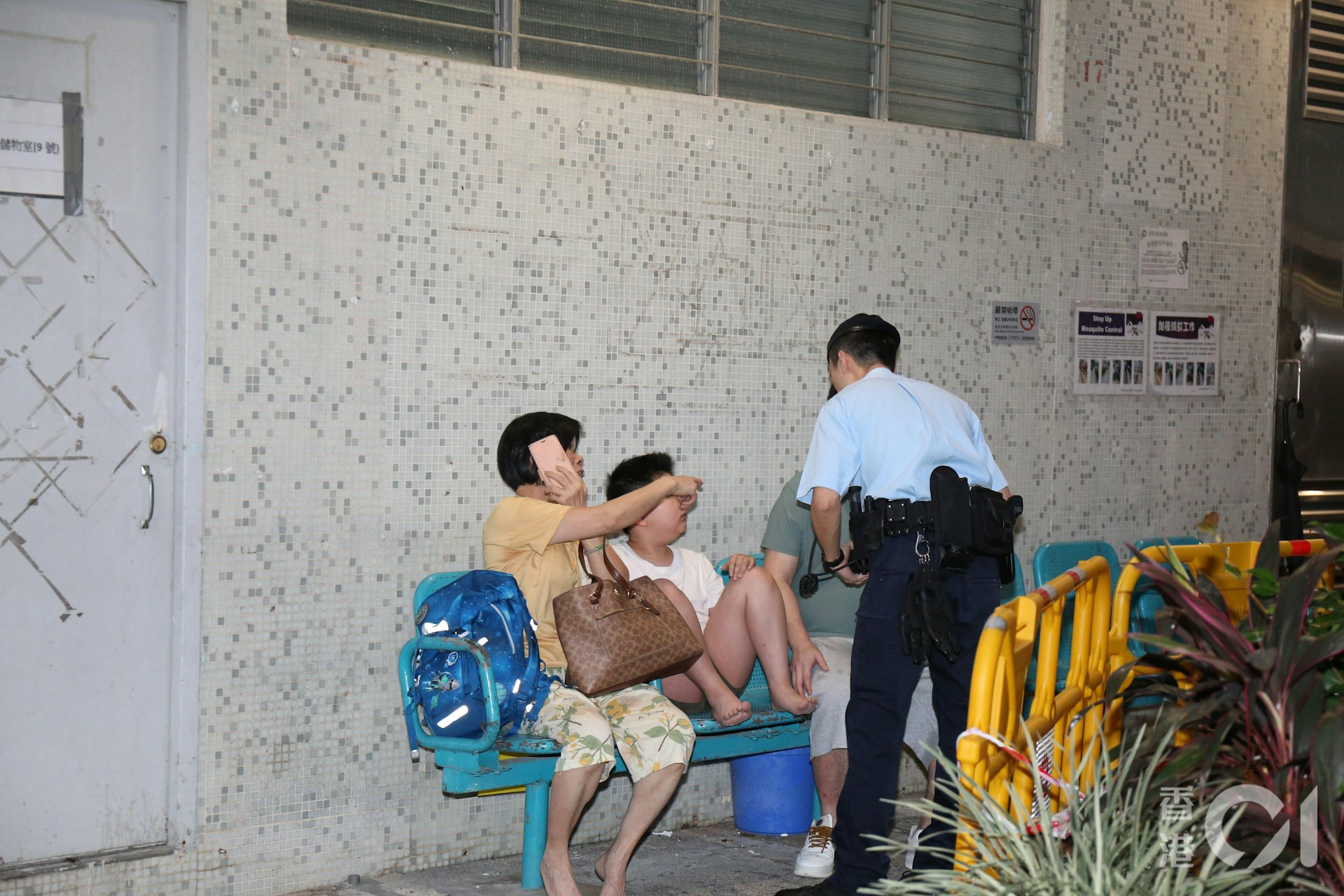 據現場消息指,傷者與3名家人同住在涉事單位,其家人安全無恙成功疏散。