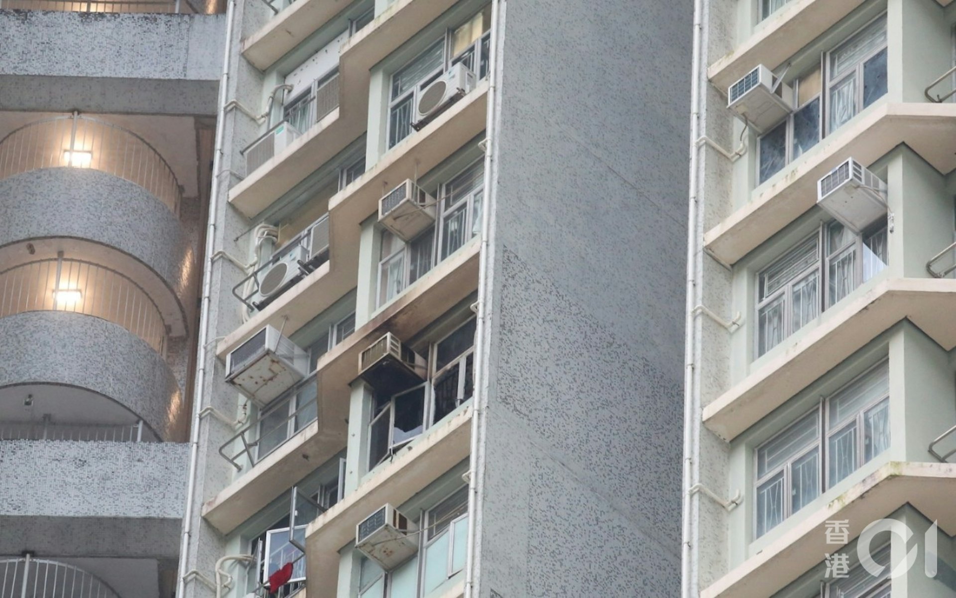 慈正邨正安樓有單位起火,多名住戶疏散。