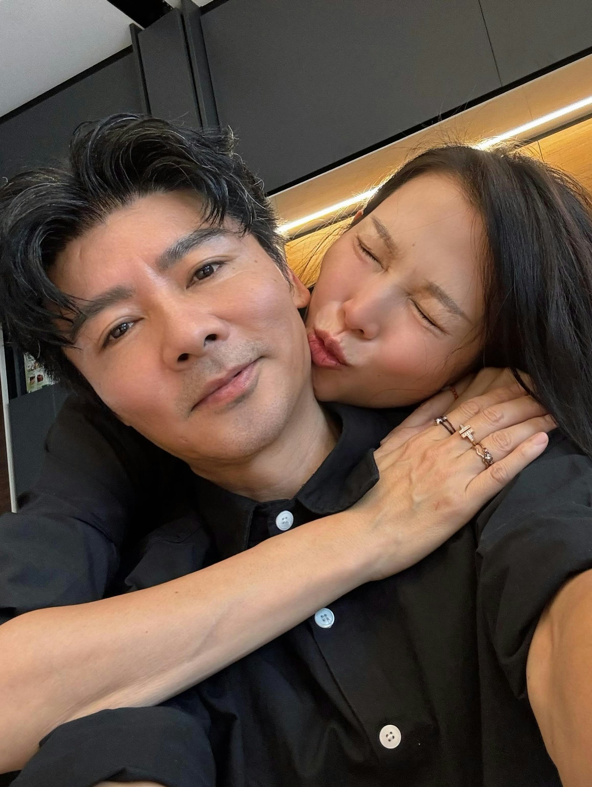 蔡少芬迪士尼身形消瘦引關注,張晉白髮顯蒼老甜蜜餵食閃爆路人 蔡少芬迪士尼身形消瘦引關注,張晉白髮顯蒼老甜蜜餵食閃爆路人