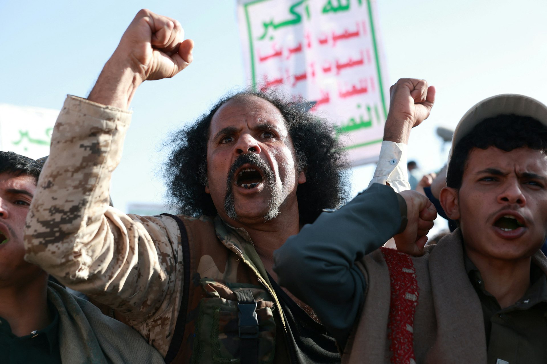 2026年10月9日,在也門薩那(Sanaa),胡塞武裝(Houthi)支持者高呼口號集會,以示對該運動的支持,與此同時,也門多條戰線的戰鬥加劇。