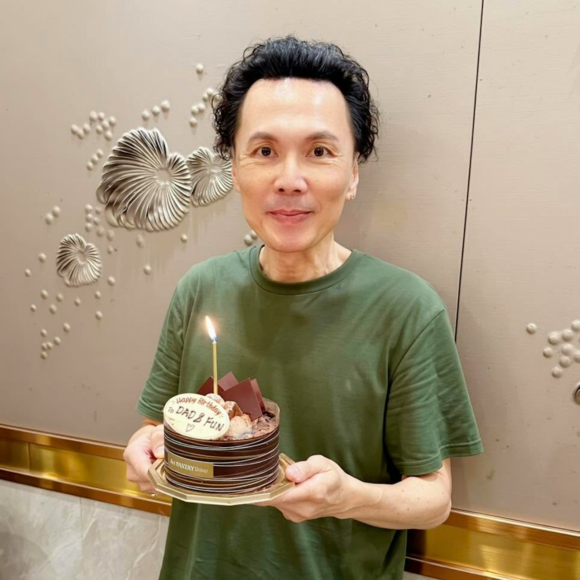歐陽德勛慶生面頰凹陷暴瘦現青筋。(FB@歐陽德勛)