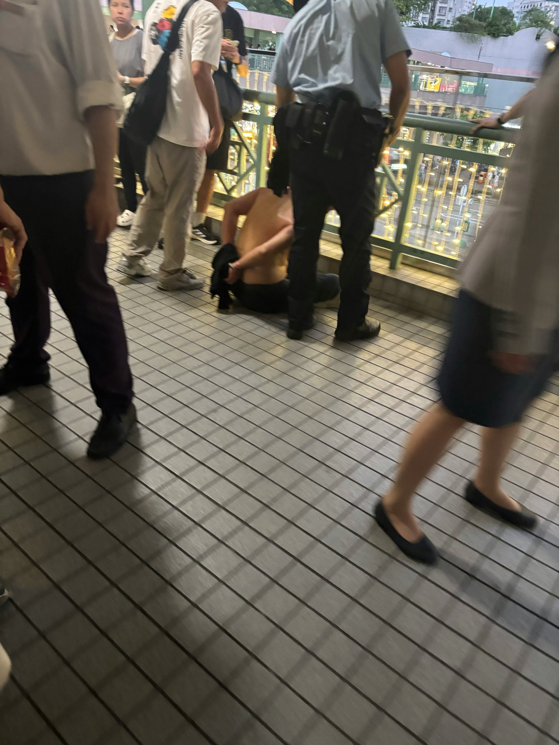 警方到場拘捕涉案男子。