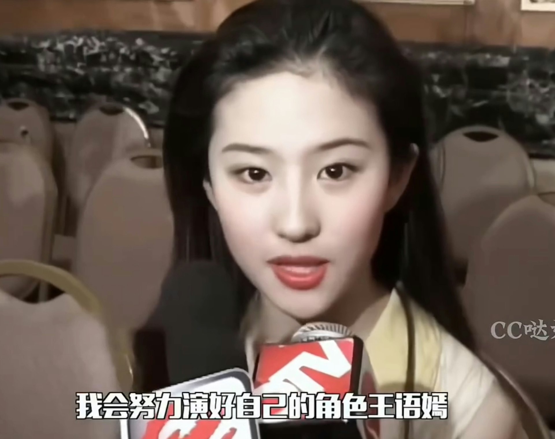 劉亦菲15歲接受訪問影像曝光。(IG@fenglixi_)