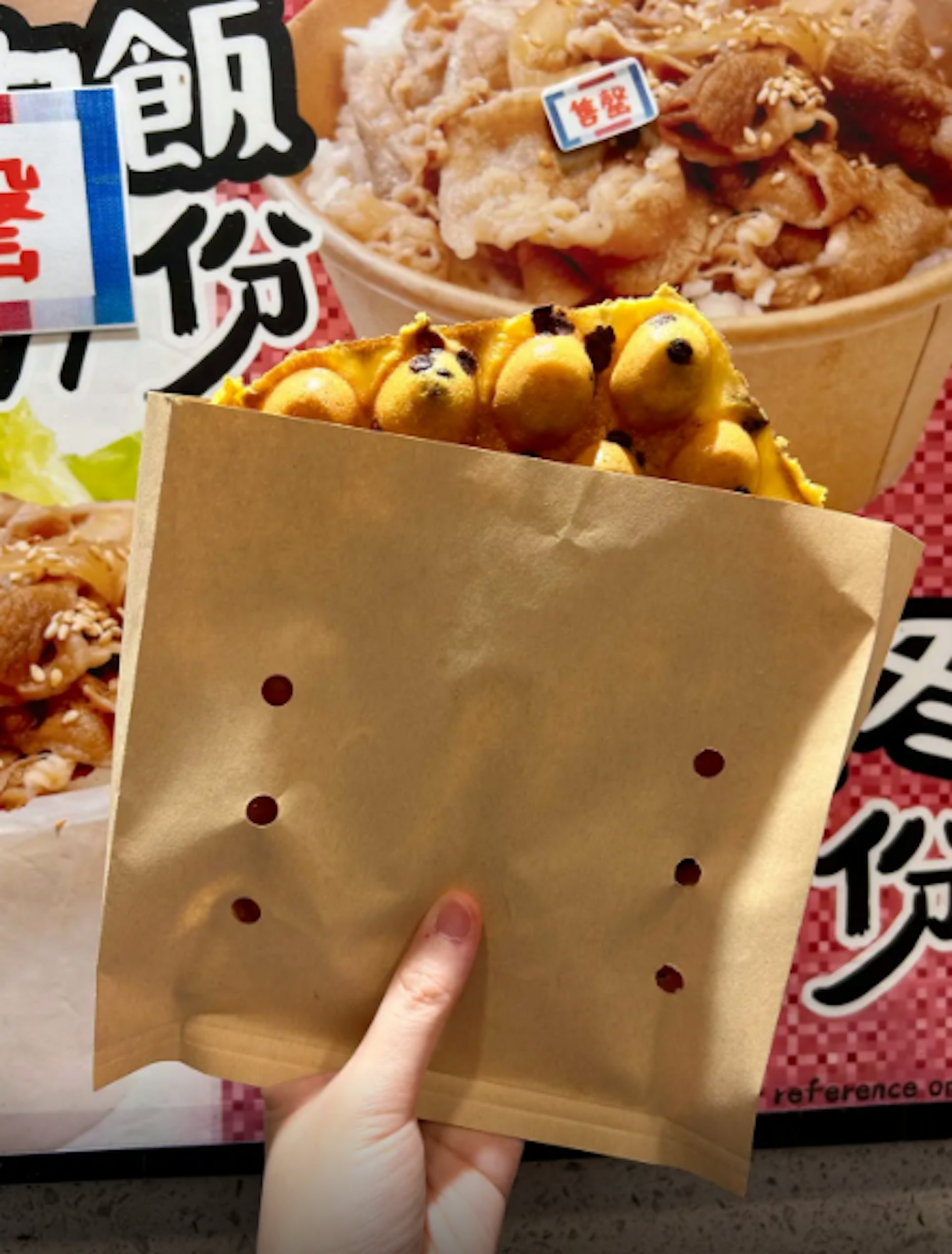 以堂小二一份「原味雞蛋仔」售價20元計算,該品牌每月需賣出9,500份才夠交租。