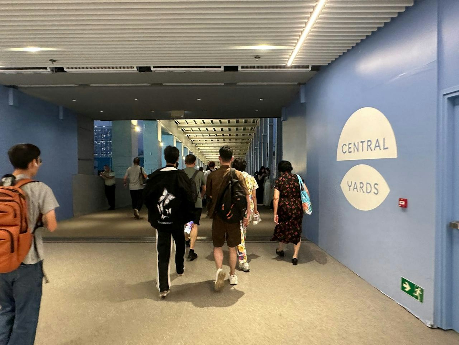 Central Yards接駁IFC商場和中環碼頭的臨時行人通道,於今年初啟用。當Central Yards第一期商場啟用時,該臨時行人通道會拆卸,改造為多功能綠化海景平台。