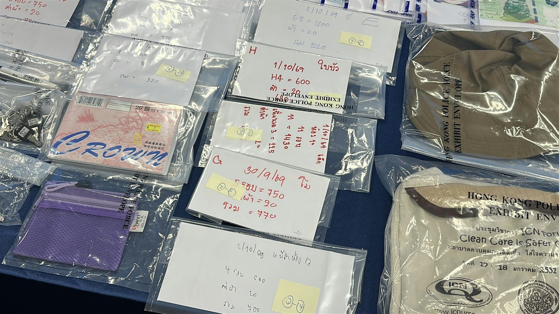 警方檢獲約10萬元現金、大量潤滑劑、安全套、一次性毛巾、多部手提電話及賬簿等證物。