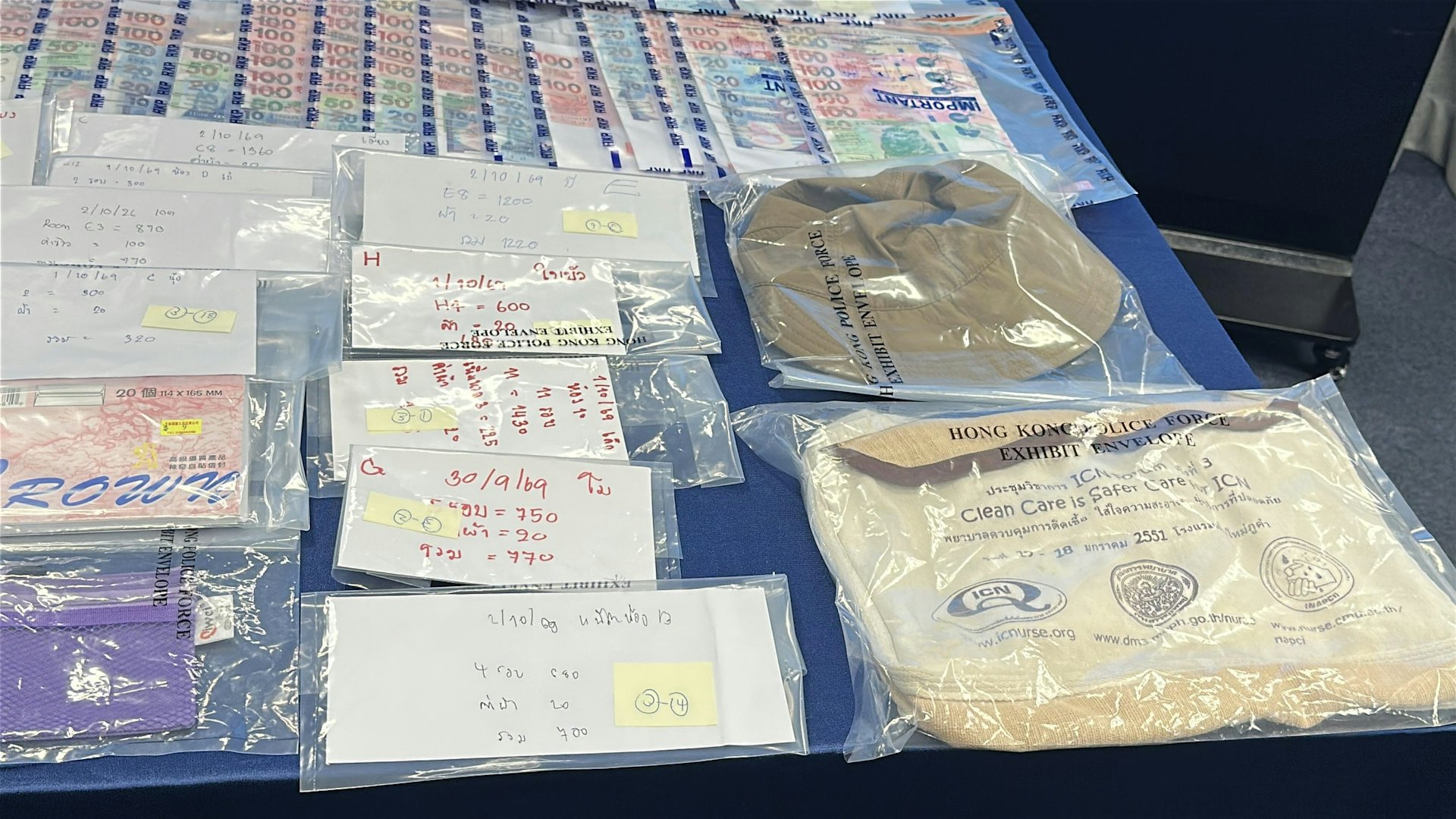 警方檢獲約10萬元現金、大量潤滑劑、安全套、一次性毛巾、多部手提電話及賬簿等證物。