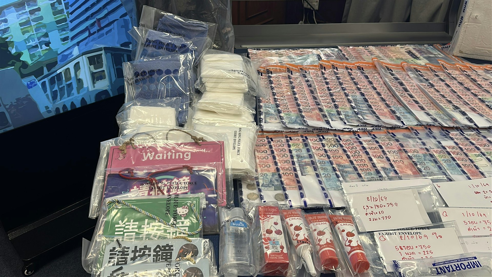 警方檢獲約10萬元現金、大量潤滑劑、安全套、一次性毛巾、多部手提電話及賬簿等證物。