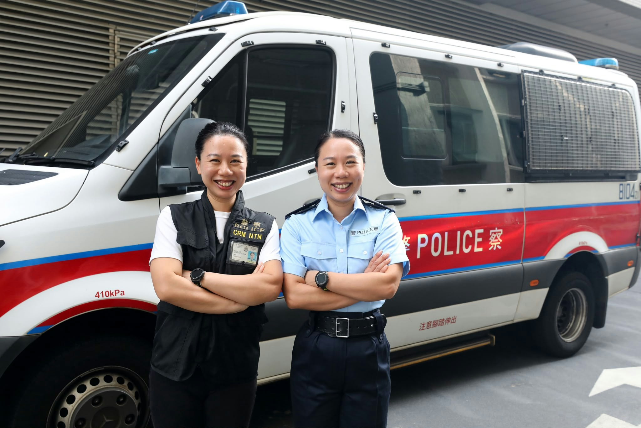 黃潔清(左)和黃潔瑩(右)分別在刑事調查單位和軍裝部門工作。(警聲照片)