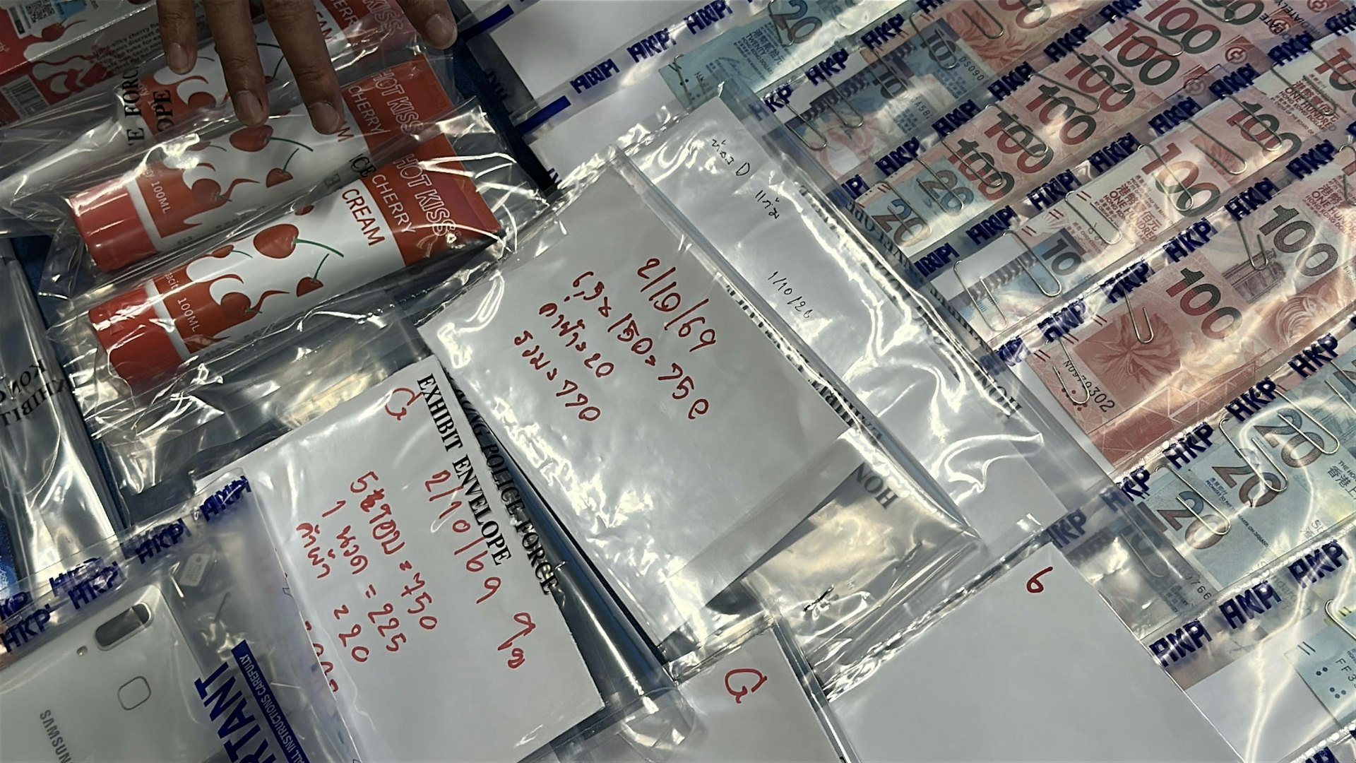 妓女要將現金收入放在信封內,由集團成員點收。