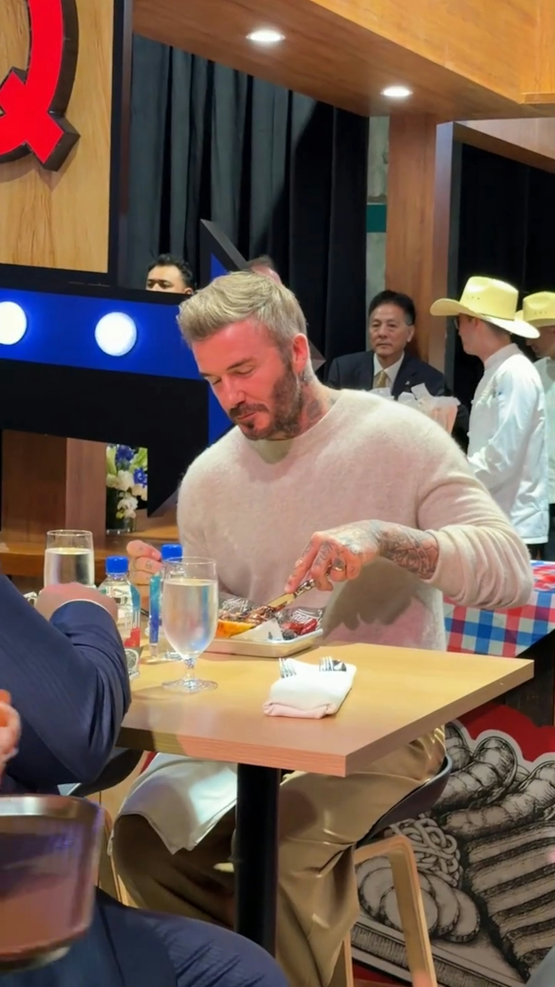 日前有粉絲偶遇碧咸在NBA美食區用餐。(小紅書)
