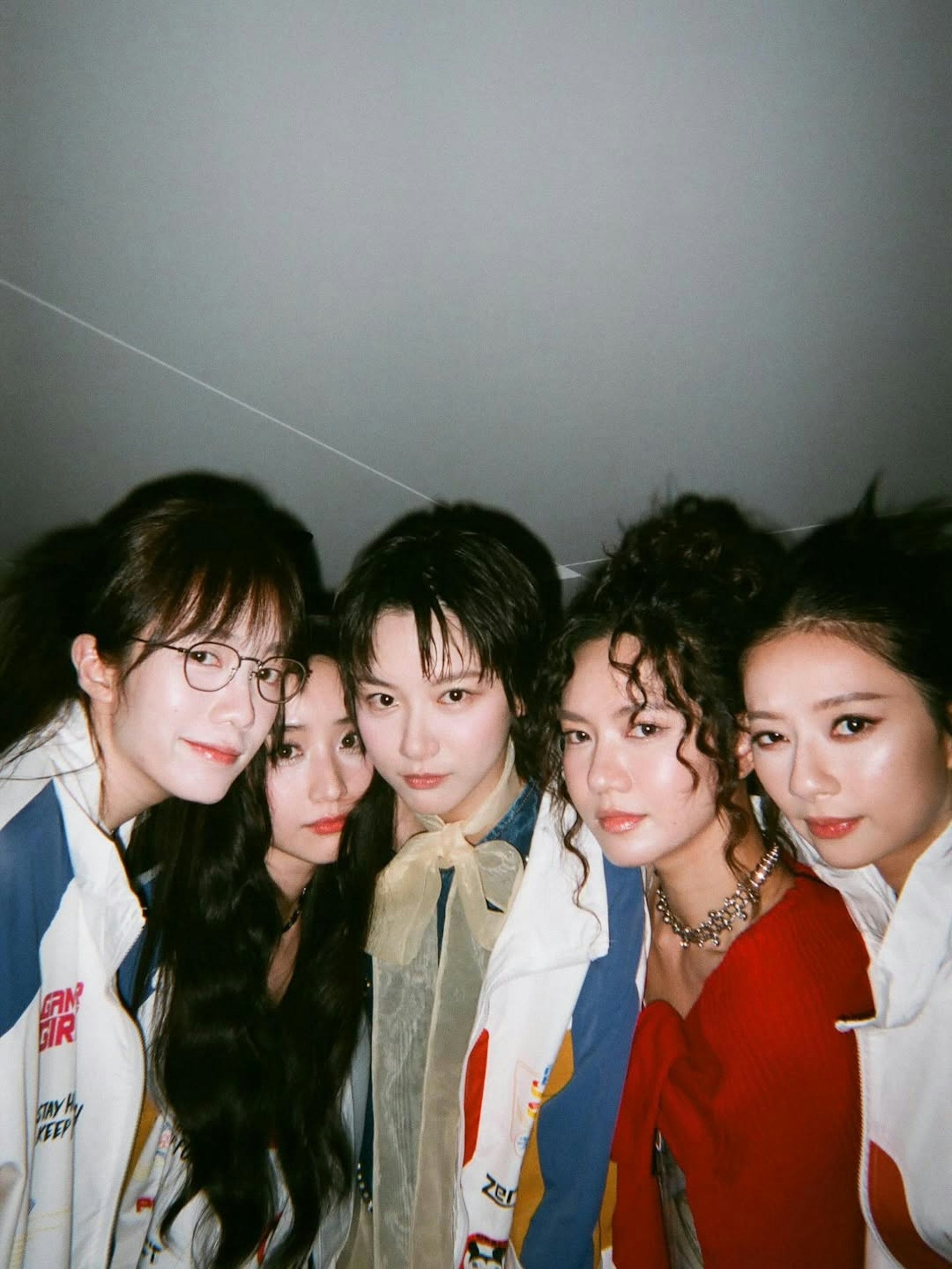 袁澧林撰千字文,驚揭自己年初宣傳《電競女孩》時,與其餘幾位女演員受訪遭文化記者無禮地以「我好像坐緊枱」為開場白,圖左至右為郭爾君、張蔓莎、袁澧林、伍詠詩、吳家忻。