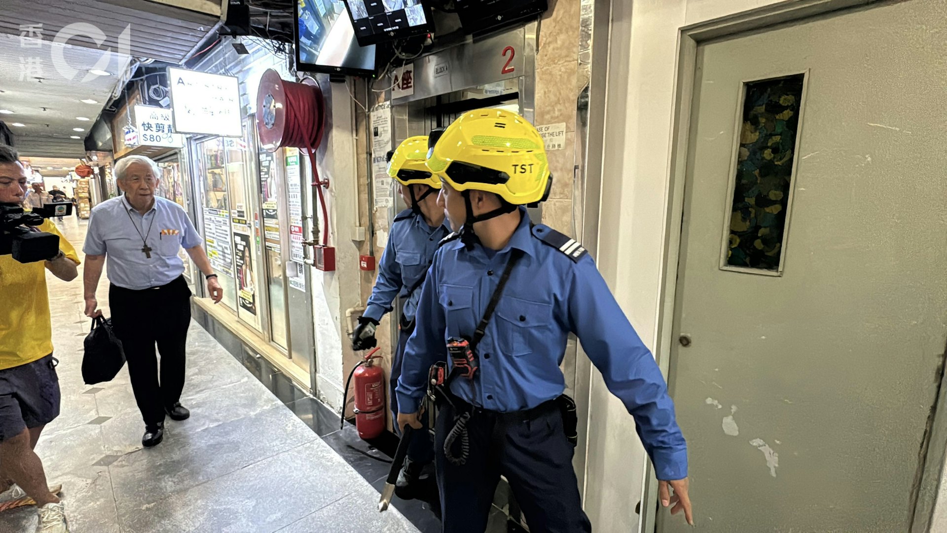 中電40萬伏特線路電壓瞬時下降,尖沙咀多宗困梯事故消防迅速處置 中電40萬伏特線路電壓瞬時下降,尖沙咀多宗困梯事故消防迅速處置