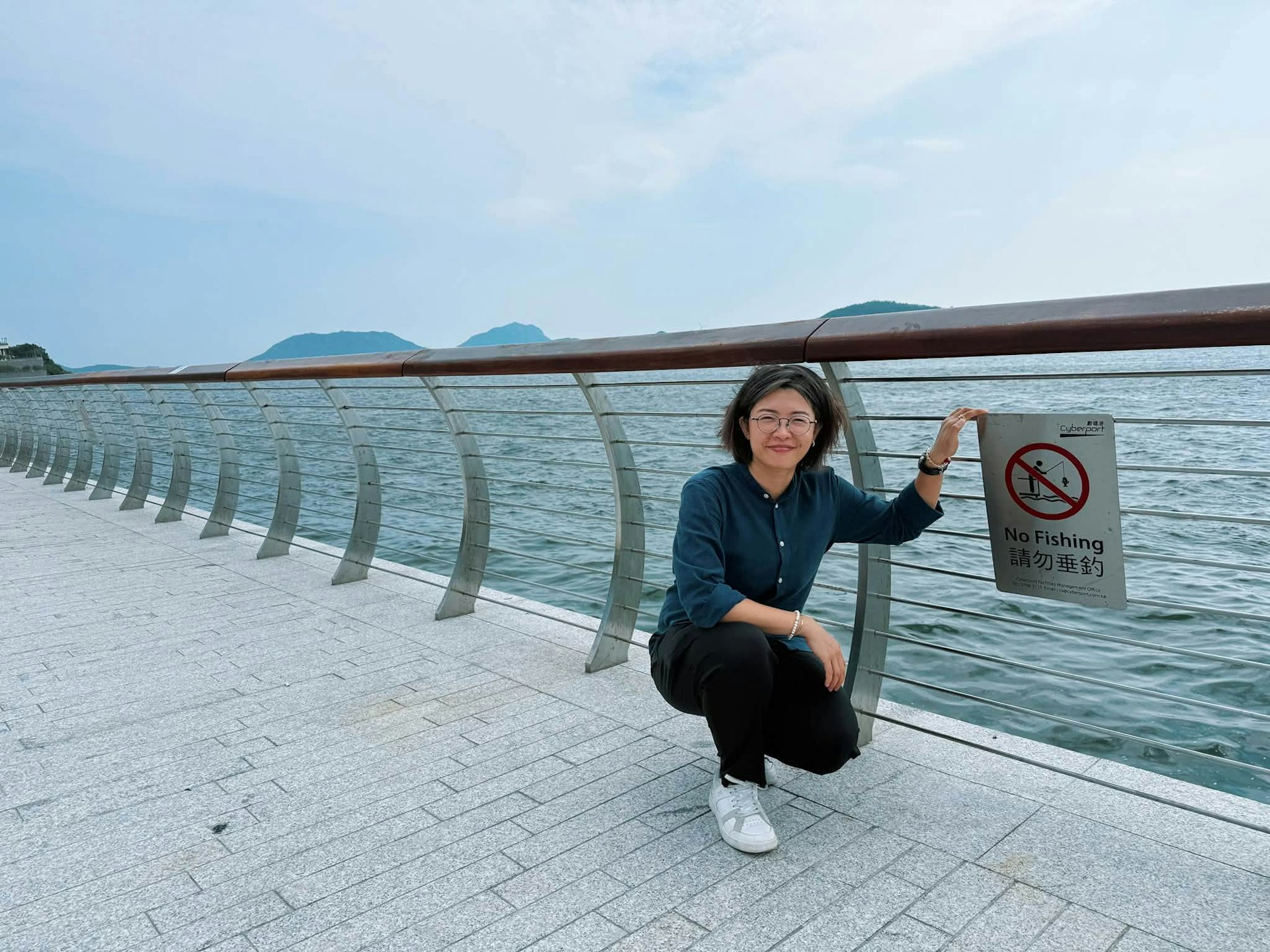 數碼港公園對開海濱不時有人釣魚,新民黨南區委任區議員何沅蔚日前接居民反映不滿後,聯絡數碼港公司要求加密巡邏及增至20塊告示牌。(何沅蔚FB)
