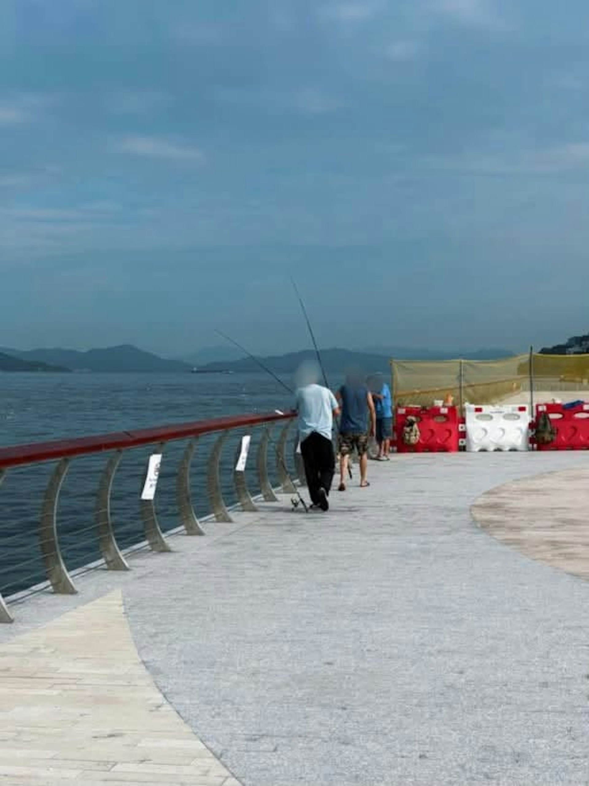 數碼港海濱禁釣爭議:區議員加強管理引網民不滿,稱與民為敵 數碼港海濱禁釣爭議:區議員加強管理引網民不滿,稱與民為敵