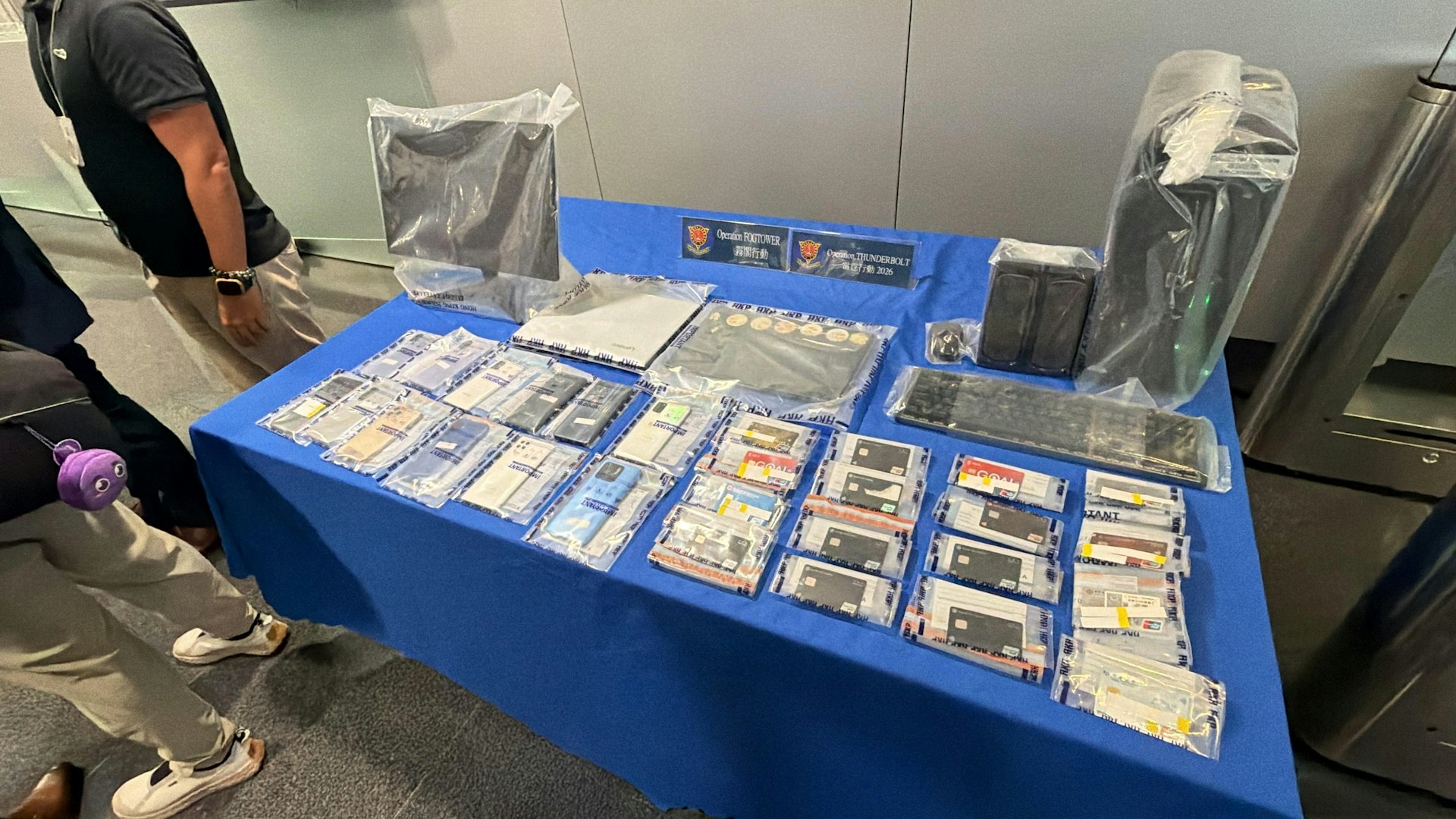 警方在行動中檢獲電腦、手機、文件等證物。