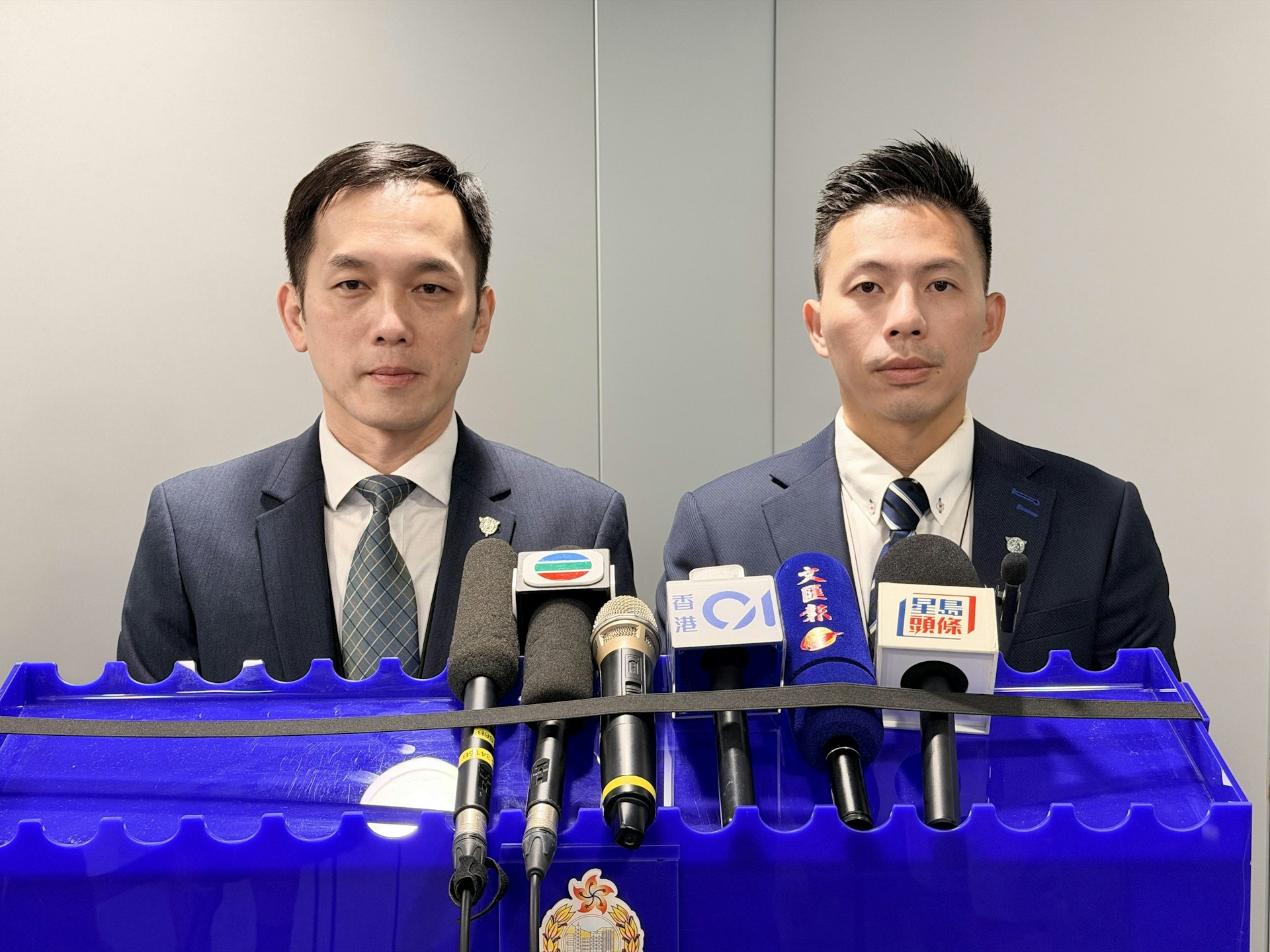 警方有組織罪案及三合會調查科總督察周文軒(左)及總督察戴玉麟(右)。