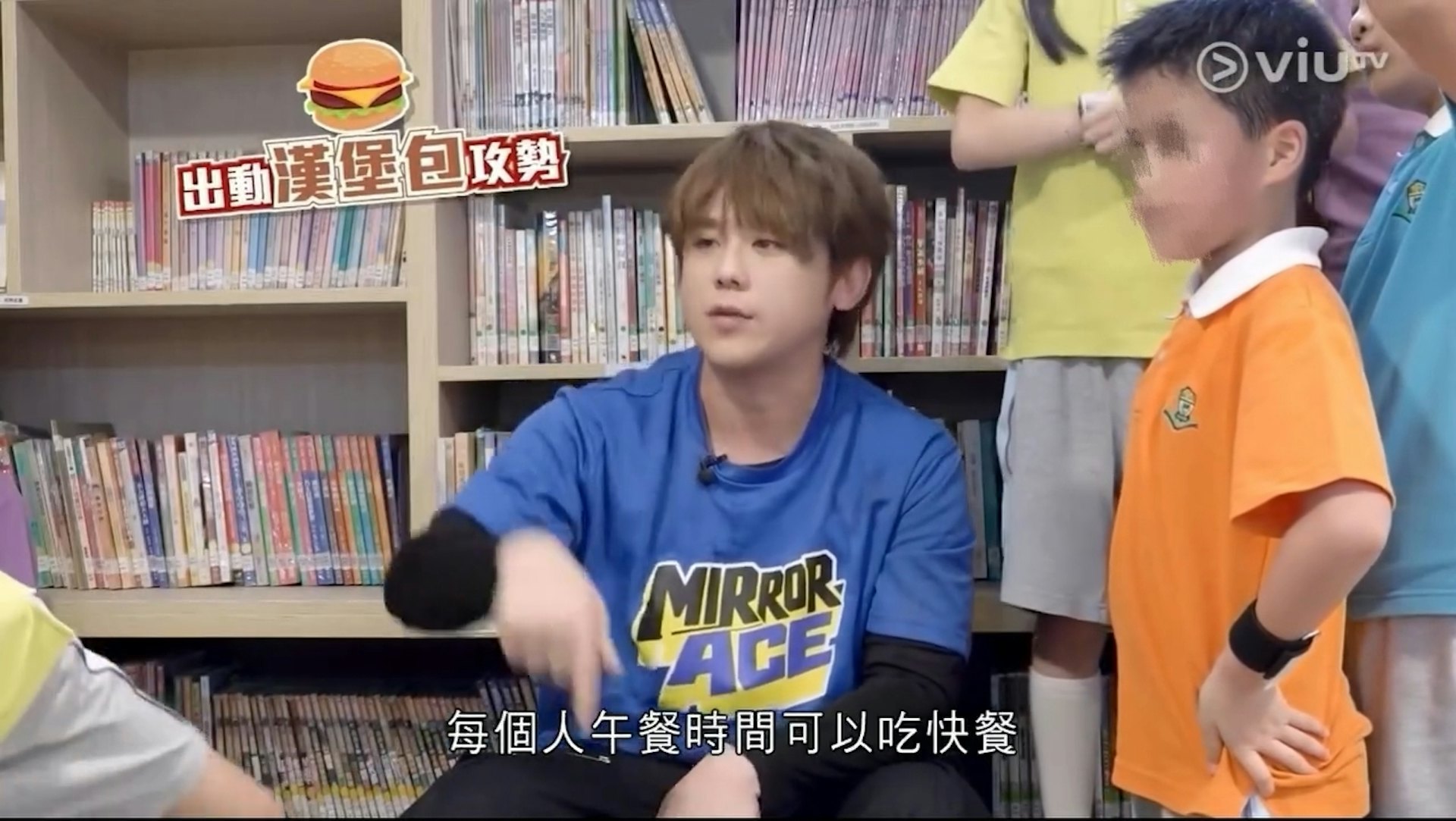 姜濤漢堡包收買人心。(《MIRROR ACE》截圖)