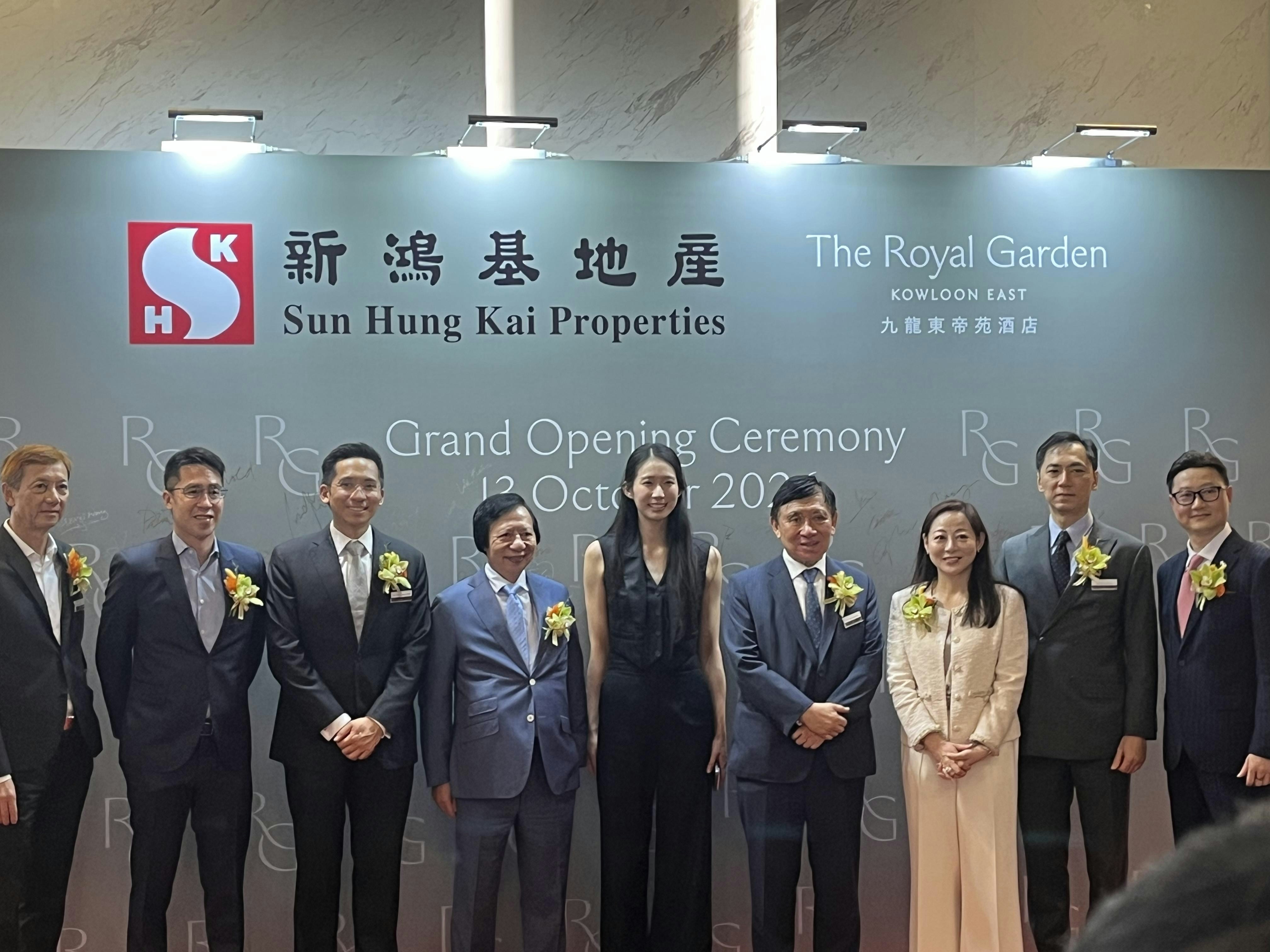 九龍東帝苑酒店盛大揭幕:郭氏父子攜手見證,微笑劍后親臨助陣 九龍東帝苑酒店盛大揭幕:郭氏父子攜手見證,微笑劍后親臨助陣