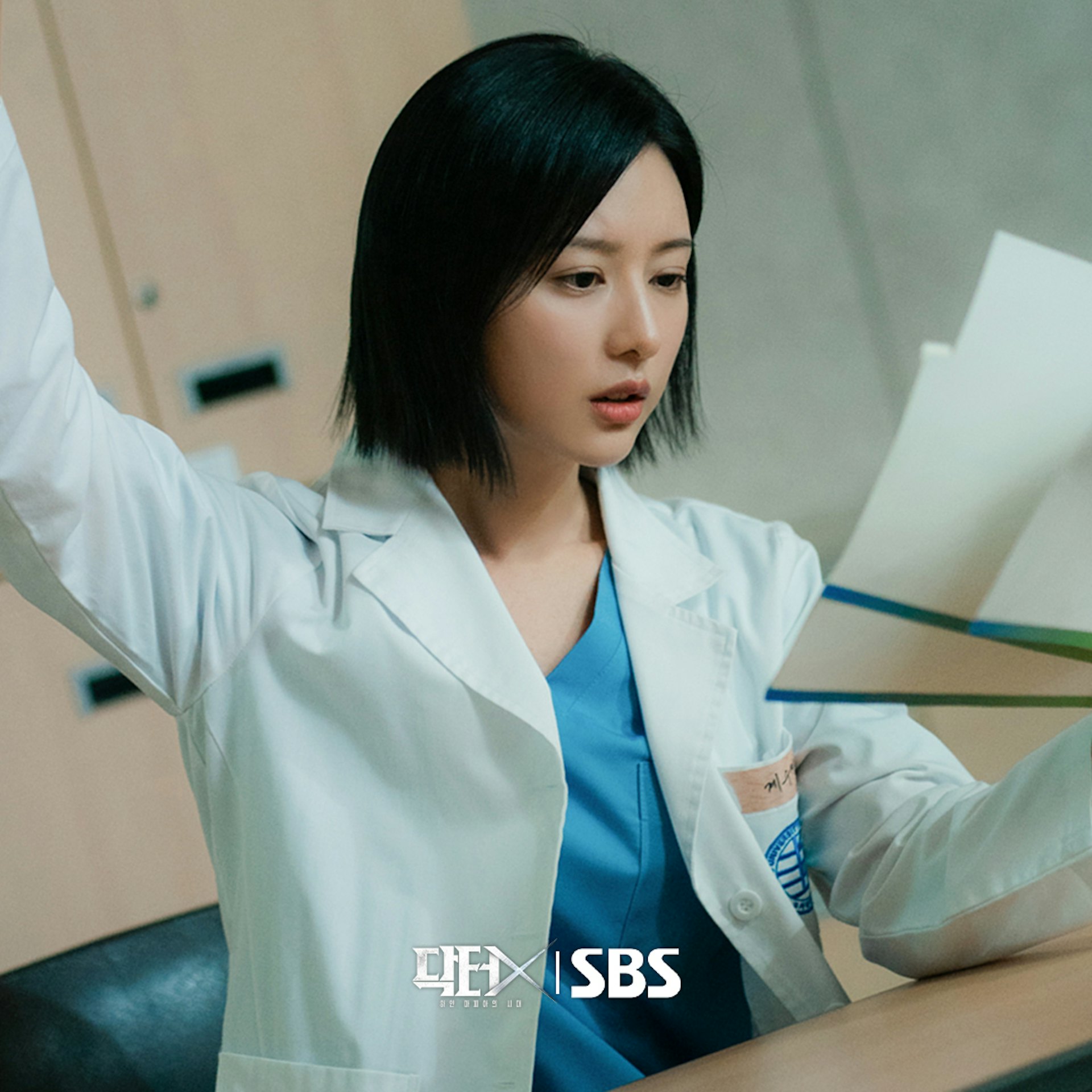 金智媛为《Doctor X:白色黑手党时代》一改形象,剪俐落短发、穿上医师袍,饰演不向体制妥协的天才外科医生桂水晶。(IG@sbsdrama.official)