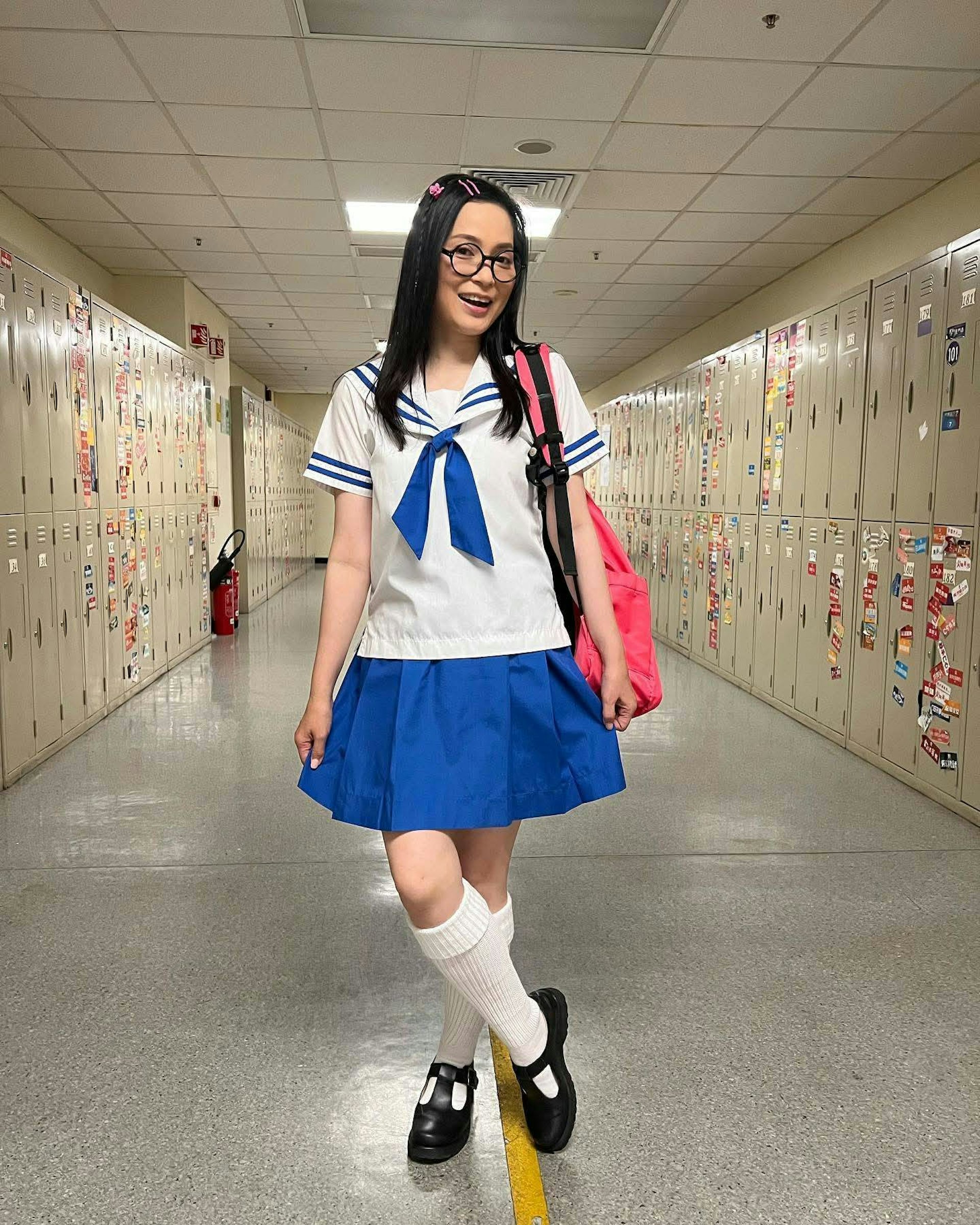 有網民拋出有力證據,貼出一張身穿水手服、學生妹造型的樊亦敏舊照,而這張舊照中,樊亦敏的姿勢與剪影中絕對是一模一樣!(IG@amyfan3796)