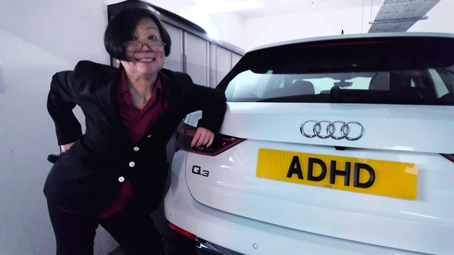 唔覺得自己患 ADHD 有乜大不了的王醫生,以擁有「ADHD」車牌為傲。