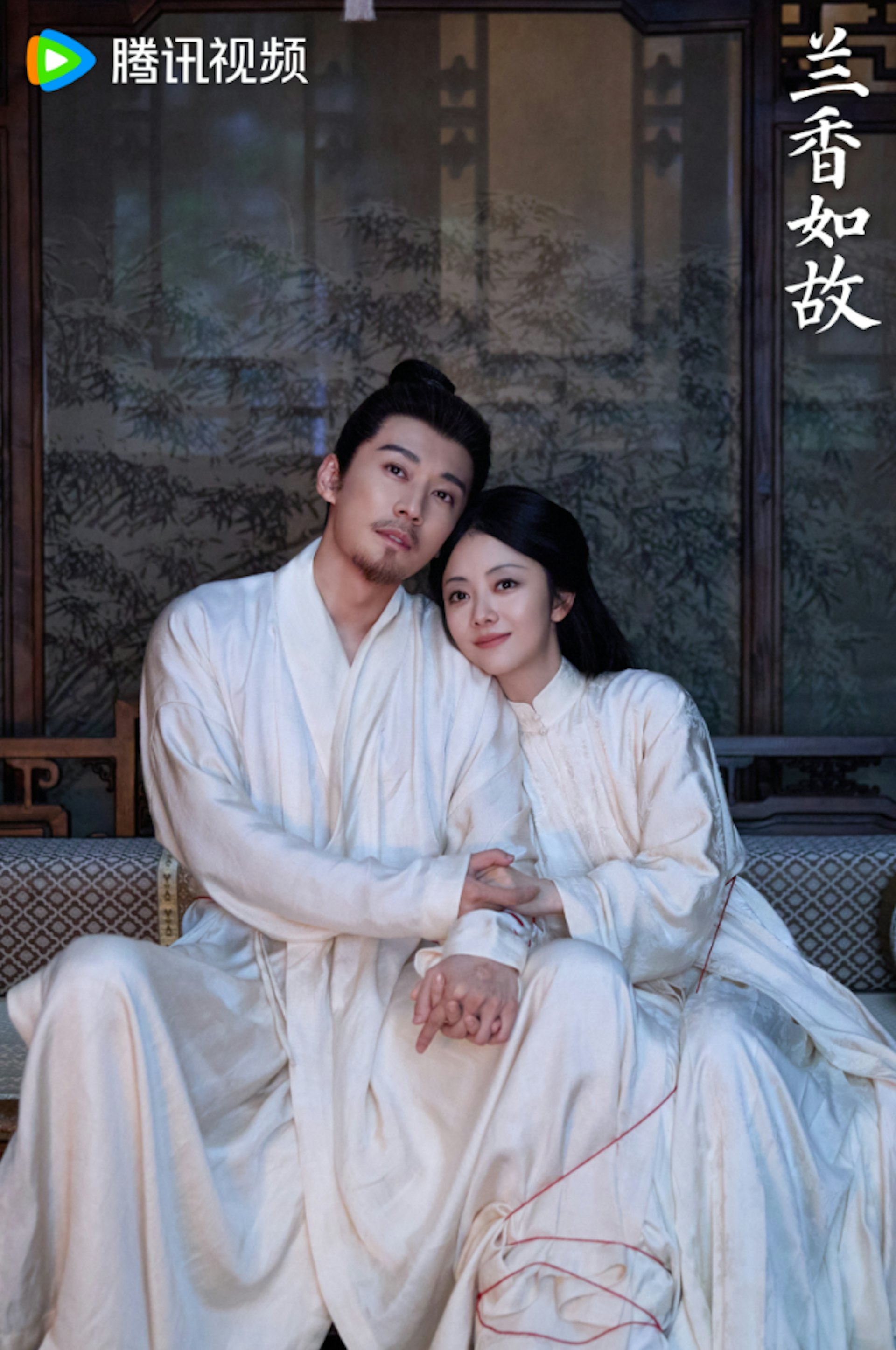 《蘭香如故》中劉學義飾演的林錦岐臨終前親赴月老廟求取紅線,纏繞於彼此雙手及全身,許下「下輩子還要做夫妻」的宿命約定。(微博@電視劇蘭香如故)