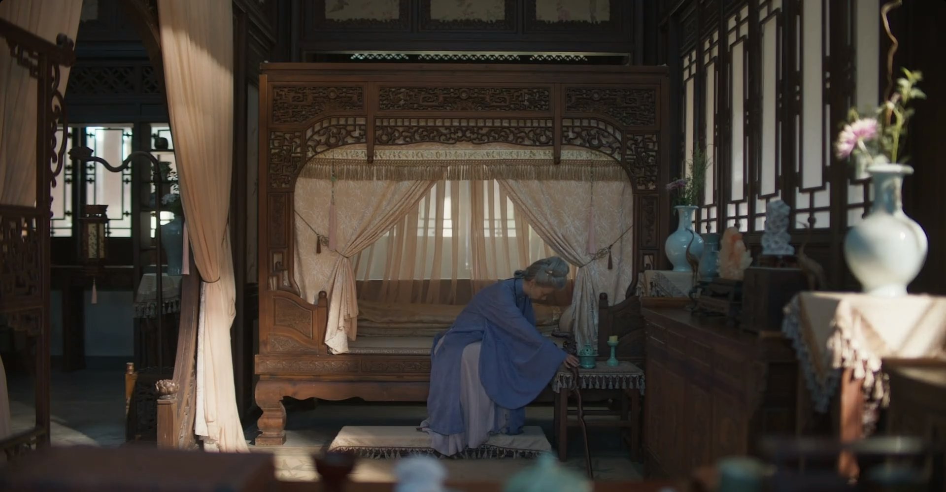 林錦岐早逝後,許蘭香獨自撫養子女,並透過女性互助扶持弱勢女子,還耗費畢生精力撰寫《沈家記》為沈氏滿門沉冤昭雪。(《蘭香如故》預告片截圖)