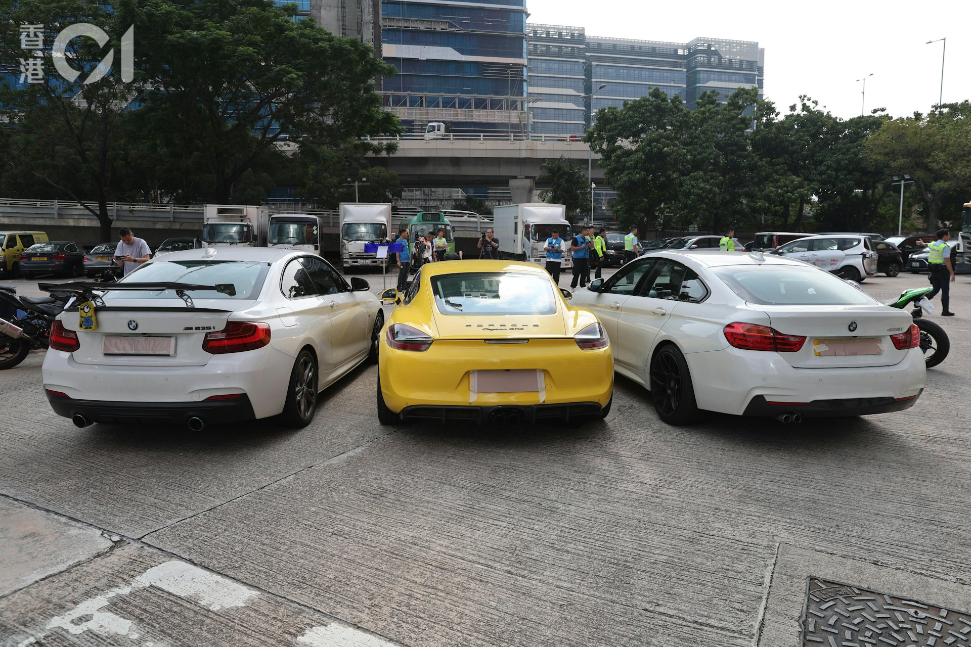 涉案的3部私家車及1部電單車亦被扣留,作進一步檢驗。