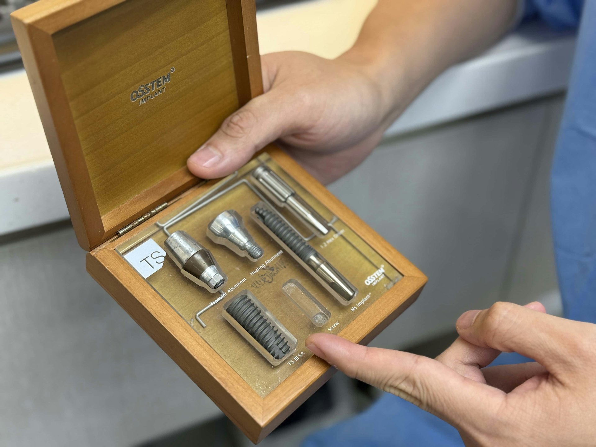 谭俊彦牙医提到,镶牙一般分为三大方向,包括活动假牙,固定牙桥及种植牙。植牙属于常见的其中一种镶牙技术,透过手术将人工牙根植入齿槽骨。