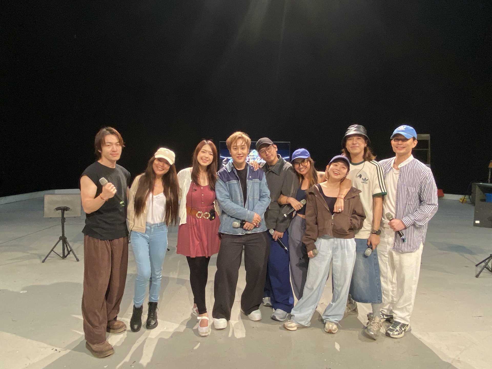 十強歌手為演唱會全力綵排。