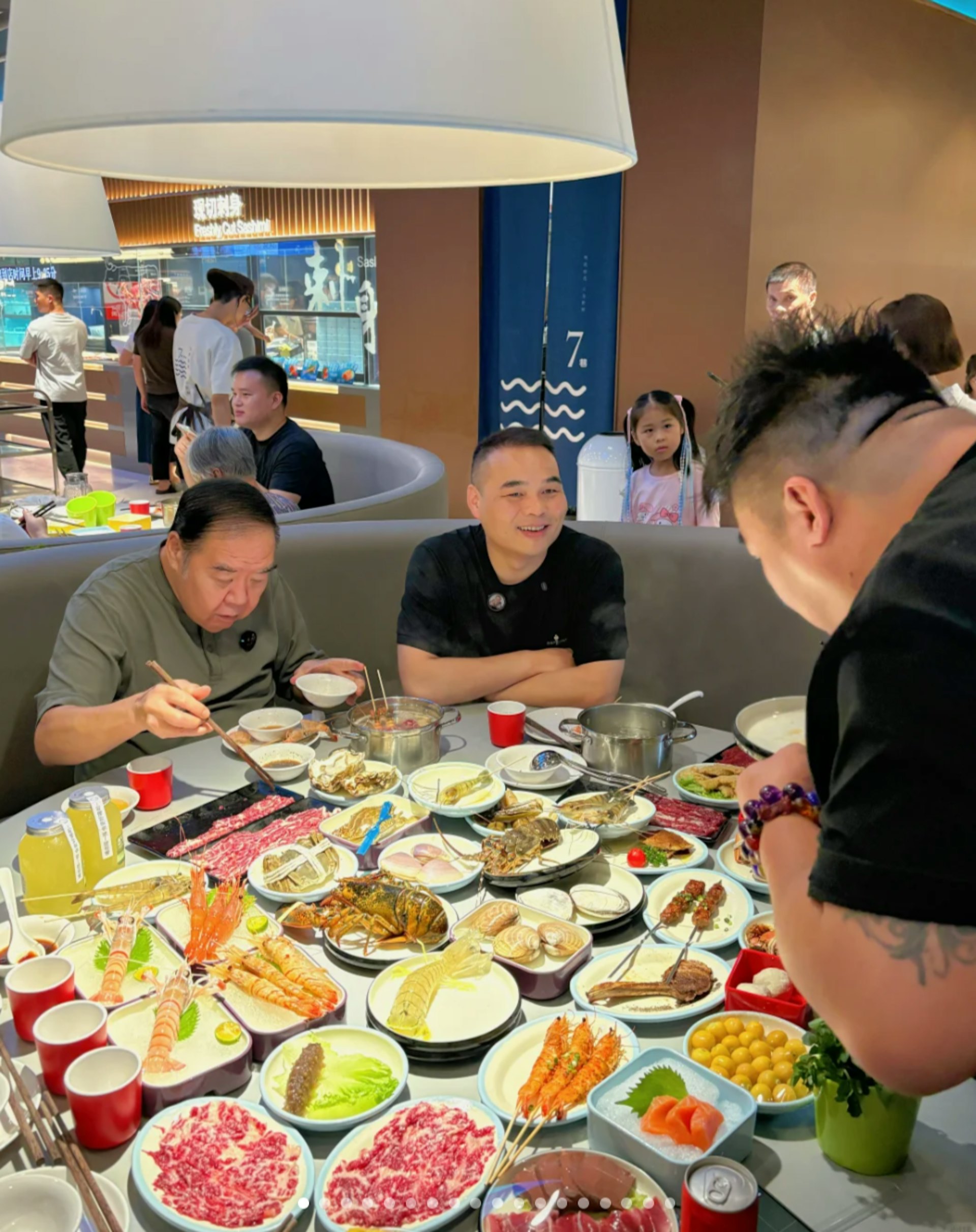 郑则仕豪叹火锅食肥牛。(小红书)