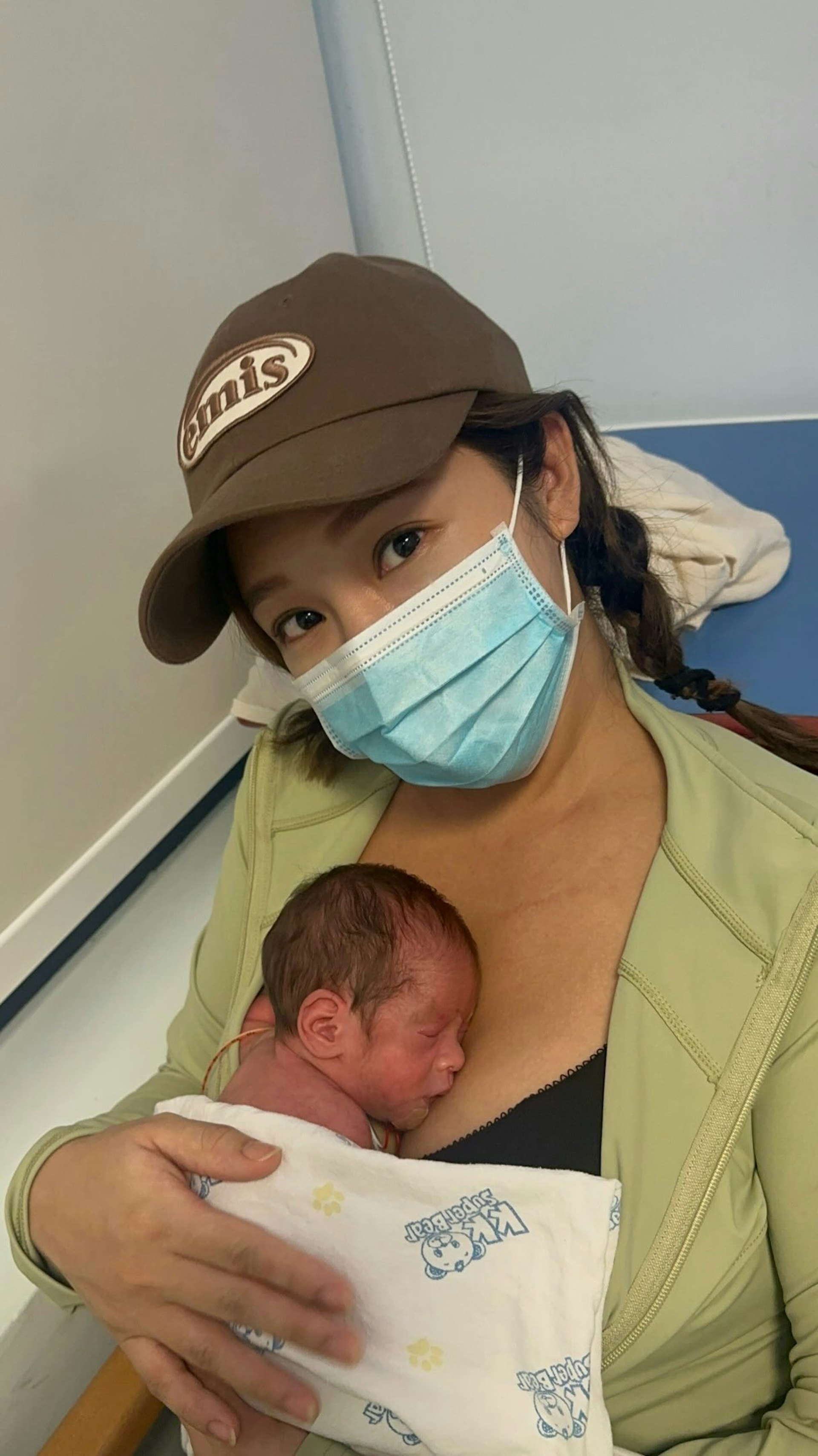 产后近3周迎首次「袋鼠式护理」。