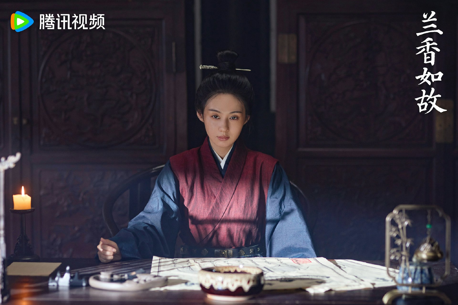 《蘭香如故》中袁紹輝在剿匪時遇害,三小姐林繡茹獨力撐起侯府,更在反派杜翠雀火燒林府時親手將其了結。(微博@電視劇蘭香如故)