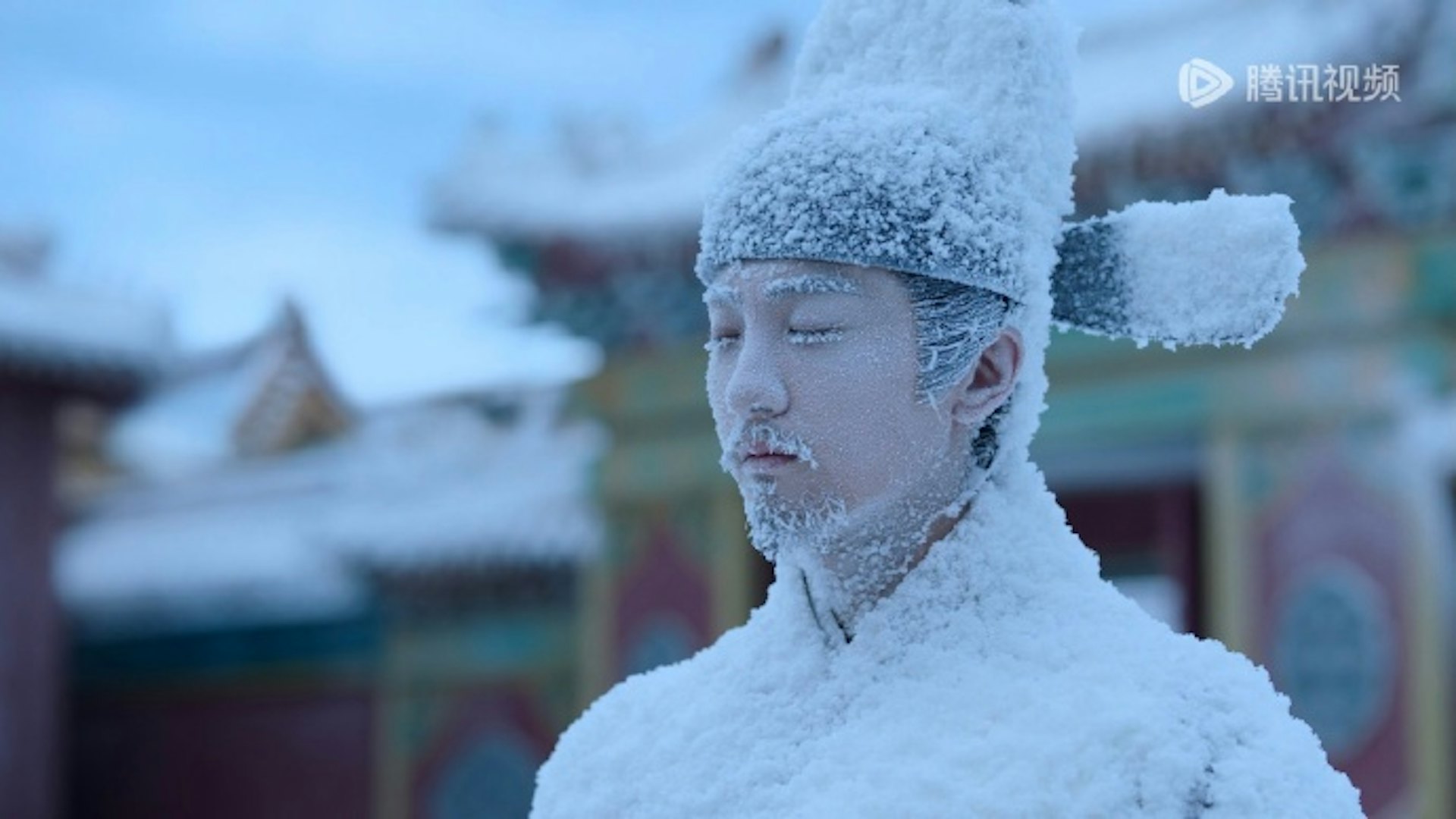 忠臣韓粱因直諫觸怒迎回之舊帝,39歲時在風雪夜中凍死,林錦岐親自護送其棺木還鄉。(《蘭香如故》劇照)