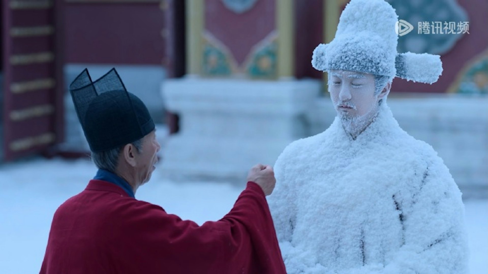 忠臣韓粱因直諫觸怒迎回之舊帝,39歲時在風雪夜中凍死,林錦岐親自護送其棺木還鄉。(《蘭香如故》劇照)