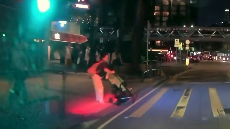 尖東婦推BB車圖衝燈及時勒停 司機:唔好害小朋友同我得嗎|有片